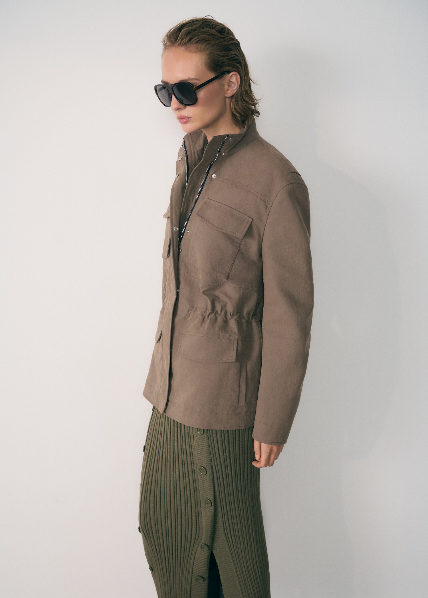 Parka bolsillos cuello alto - Plano medio