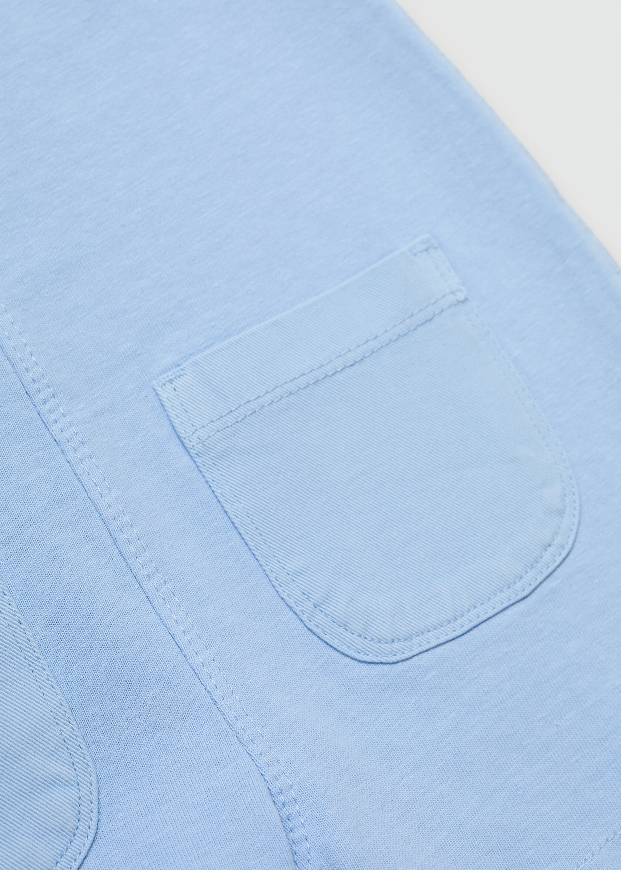 Kurze Latzhose aus Baumwolle - Detail des Artikels 0, Himmelblau. Ref: 77980359-00.