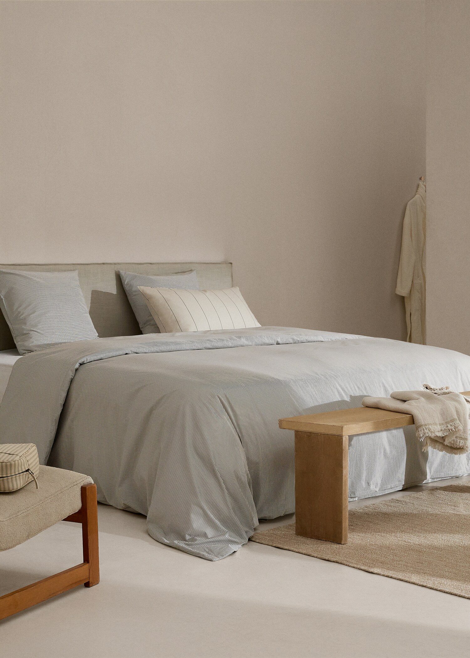 Multi-striped two-tone design duvet cover for king bed - General plane