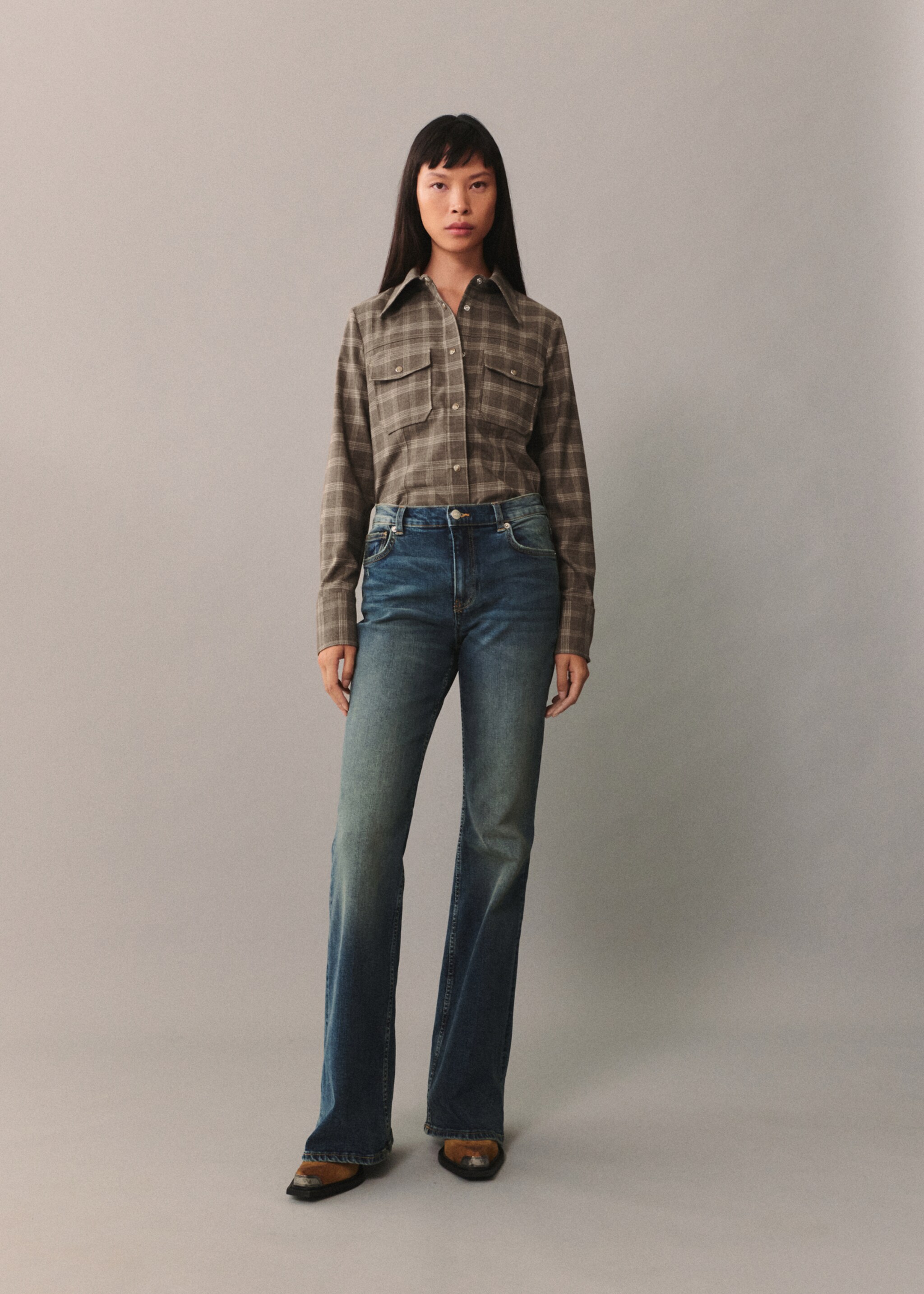 Jeans à boca de sino com cintura alta - Plano geral