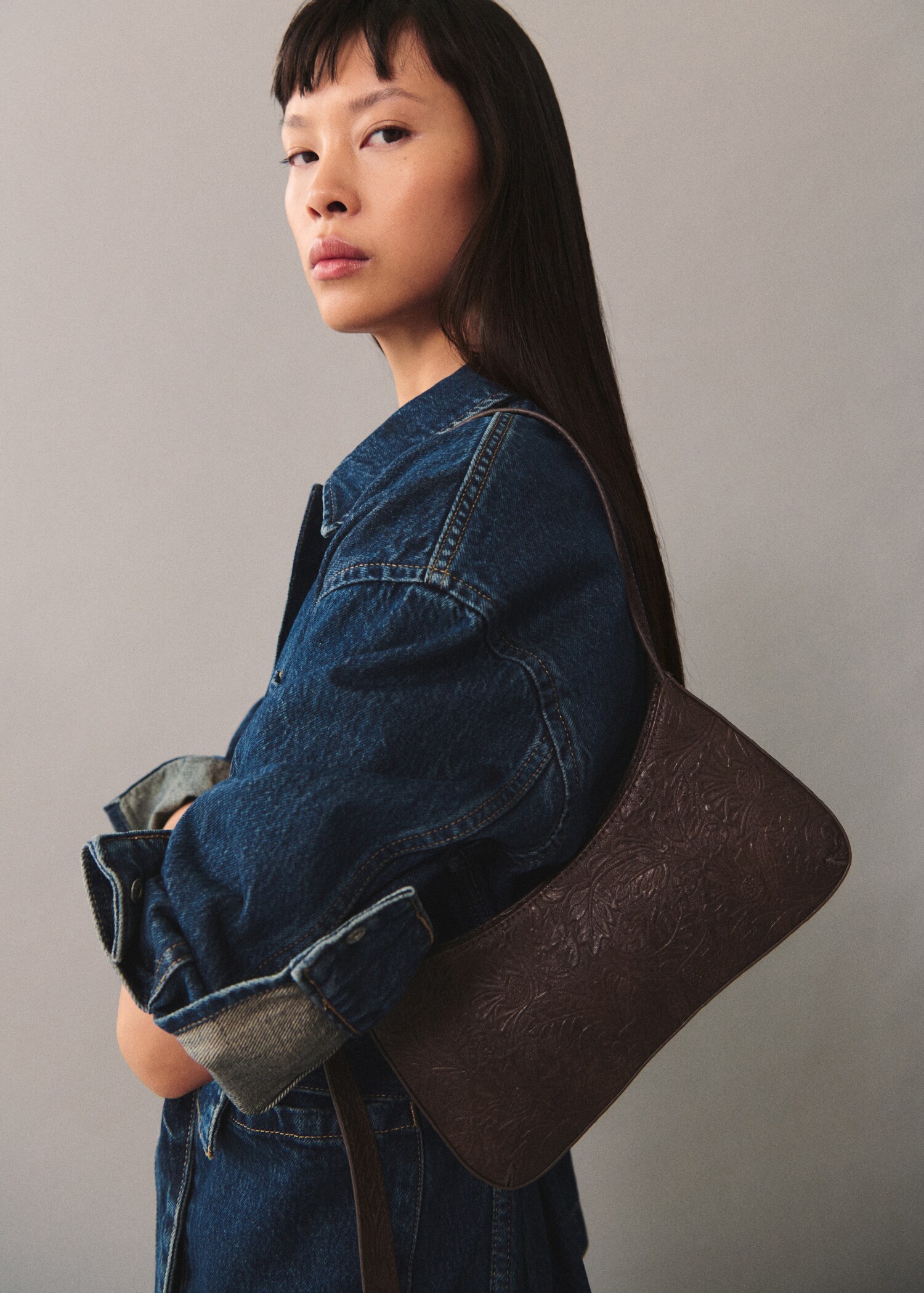 Textured shoulder bag - General plane