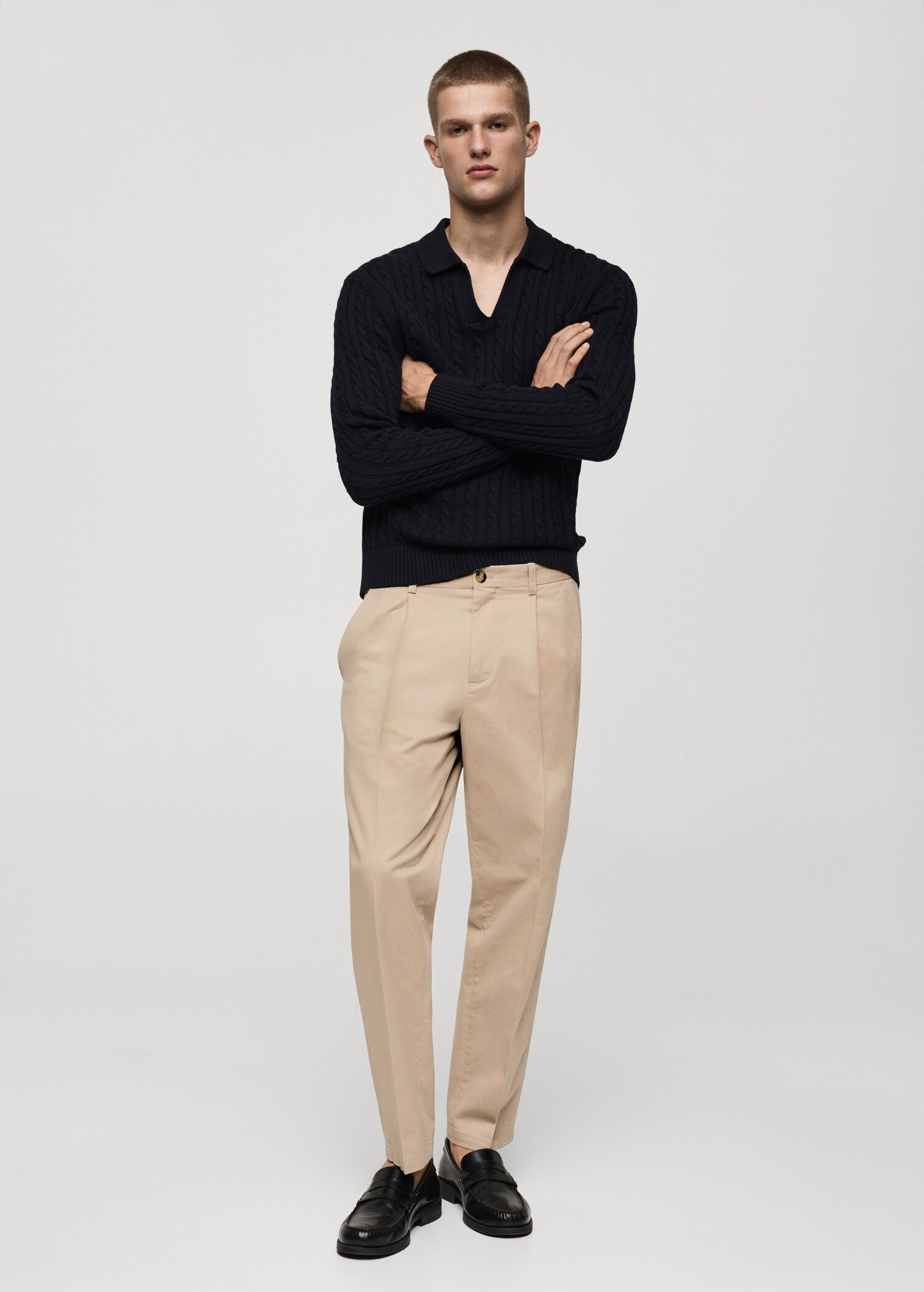 Pullover aus mittelfeinem Strick mit Polo-Kragen und Zopfmuster - Allgemeine Ansicht