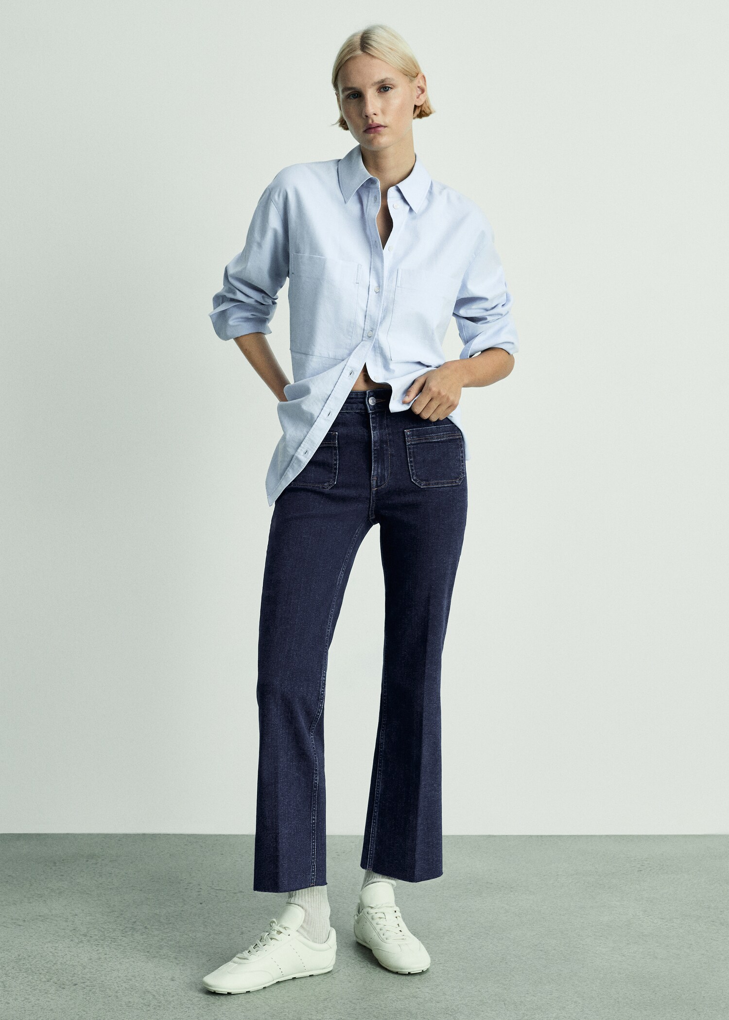 Flared-Jeans mit Taschen in Cropped-Länge - Allgemeine Ansicht