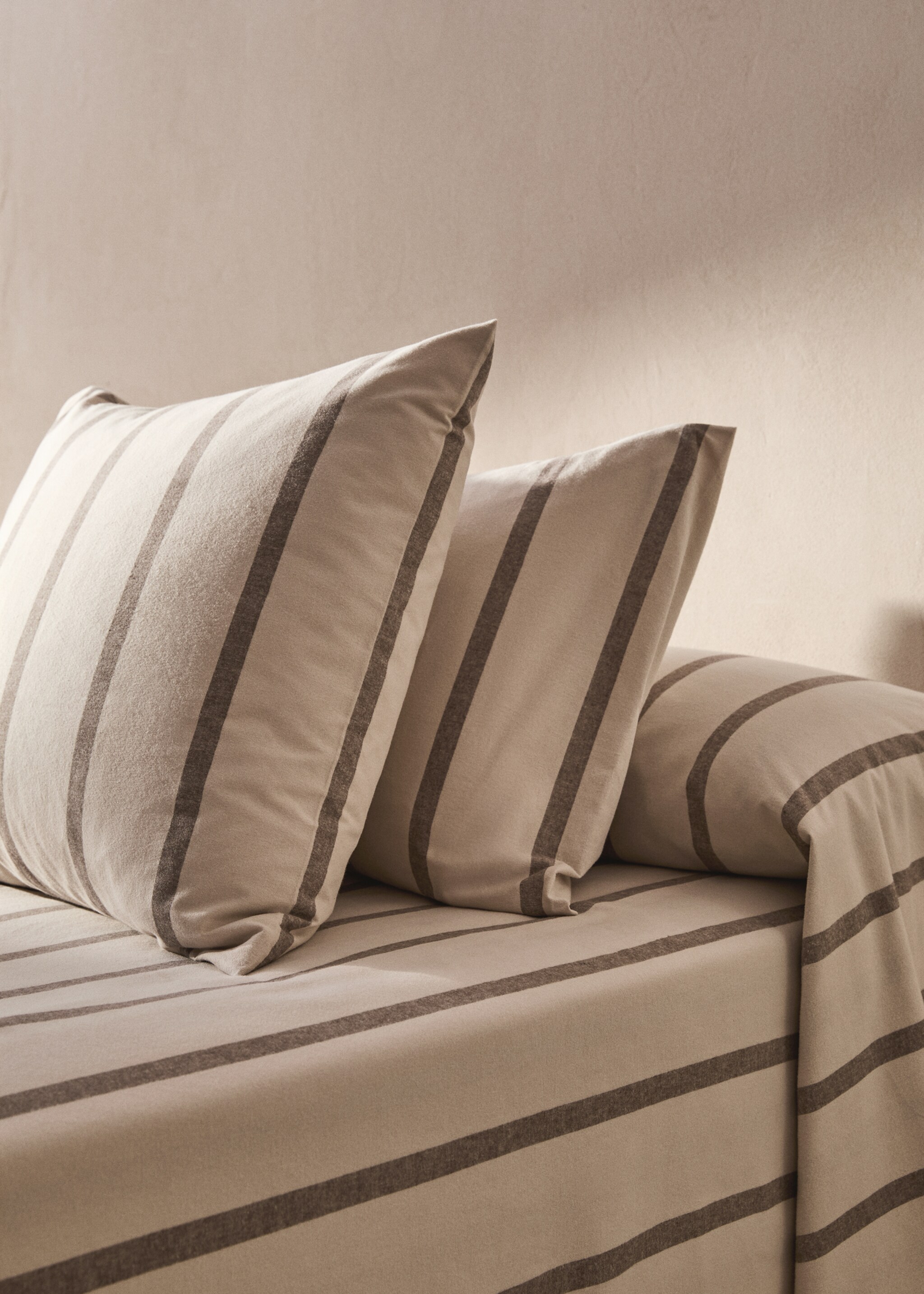 Gestreifter Kopfkissenbezug aus 100 % Baumwoll-Flanell 45 x 110 cm - Allgemeine Ansicht, Beige. Ref: 77007668-00.