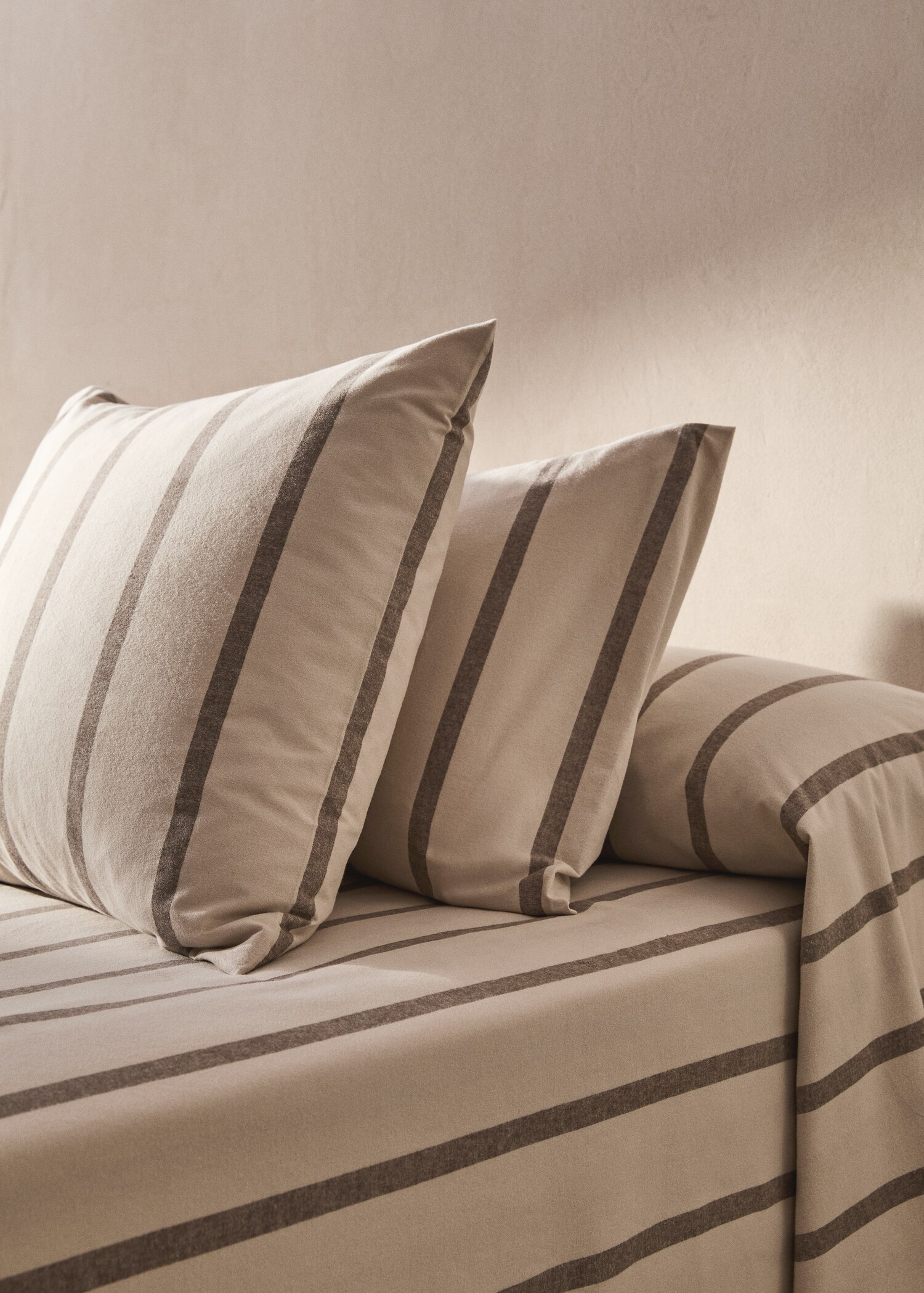 Gestreifter Kopfkissenbezug aus 100 % Baumwoll-Flanell 45 x 110 cm - Allgemeine Ansicht