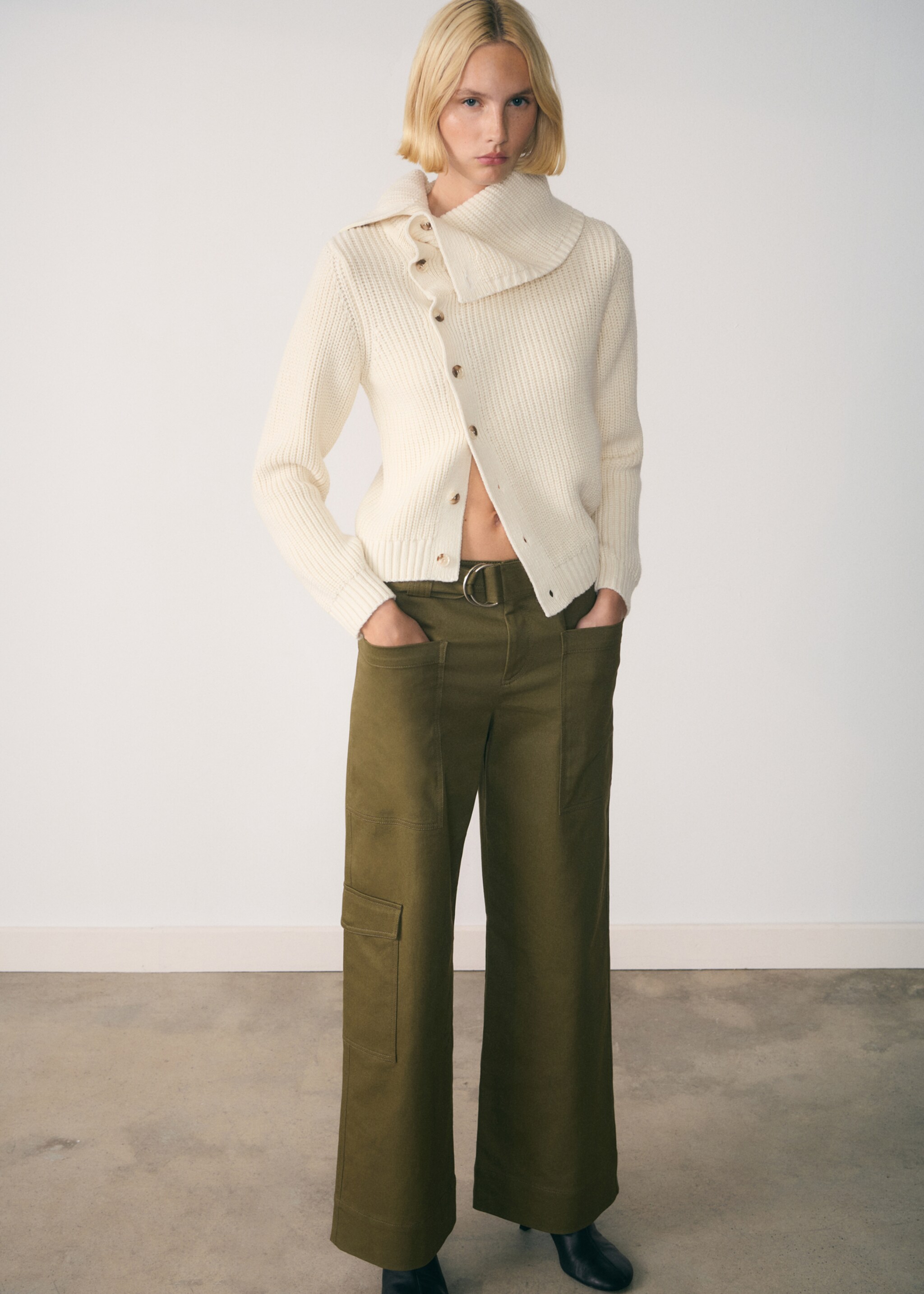 Geknöpfter Pullover mit Trichterkragen - Allgemeine Ansicht, Ecru. Ref: 77007733-00.