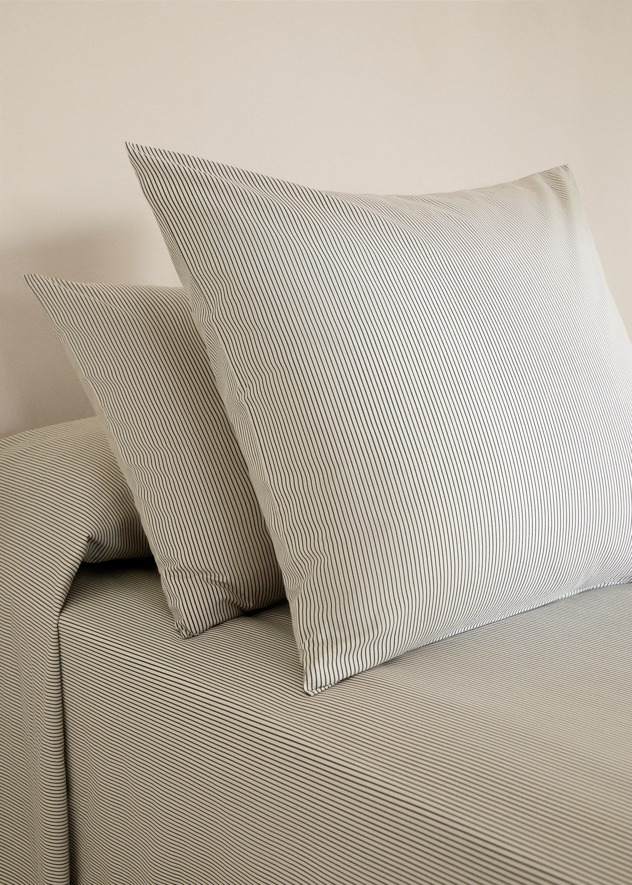 Multi-striped two-tone pillowcase 60x60 - General plane, Beige. Ref: 77010594-00.