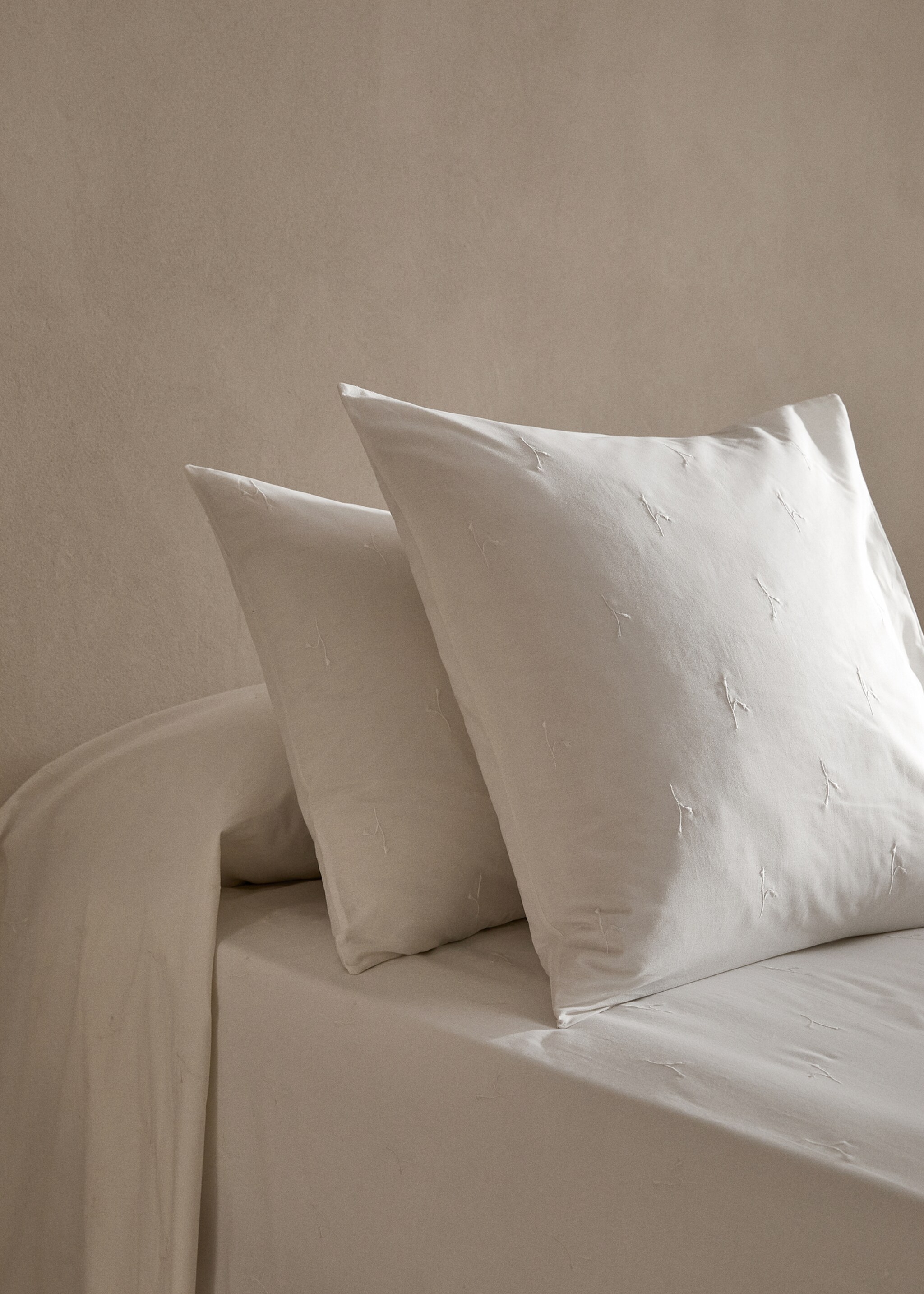 Floral embroidered cotton pillowcase 50x75cm - General plane, White. Ref: 77010621-00.