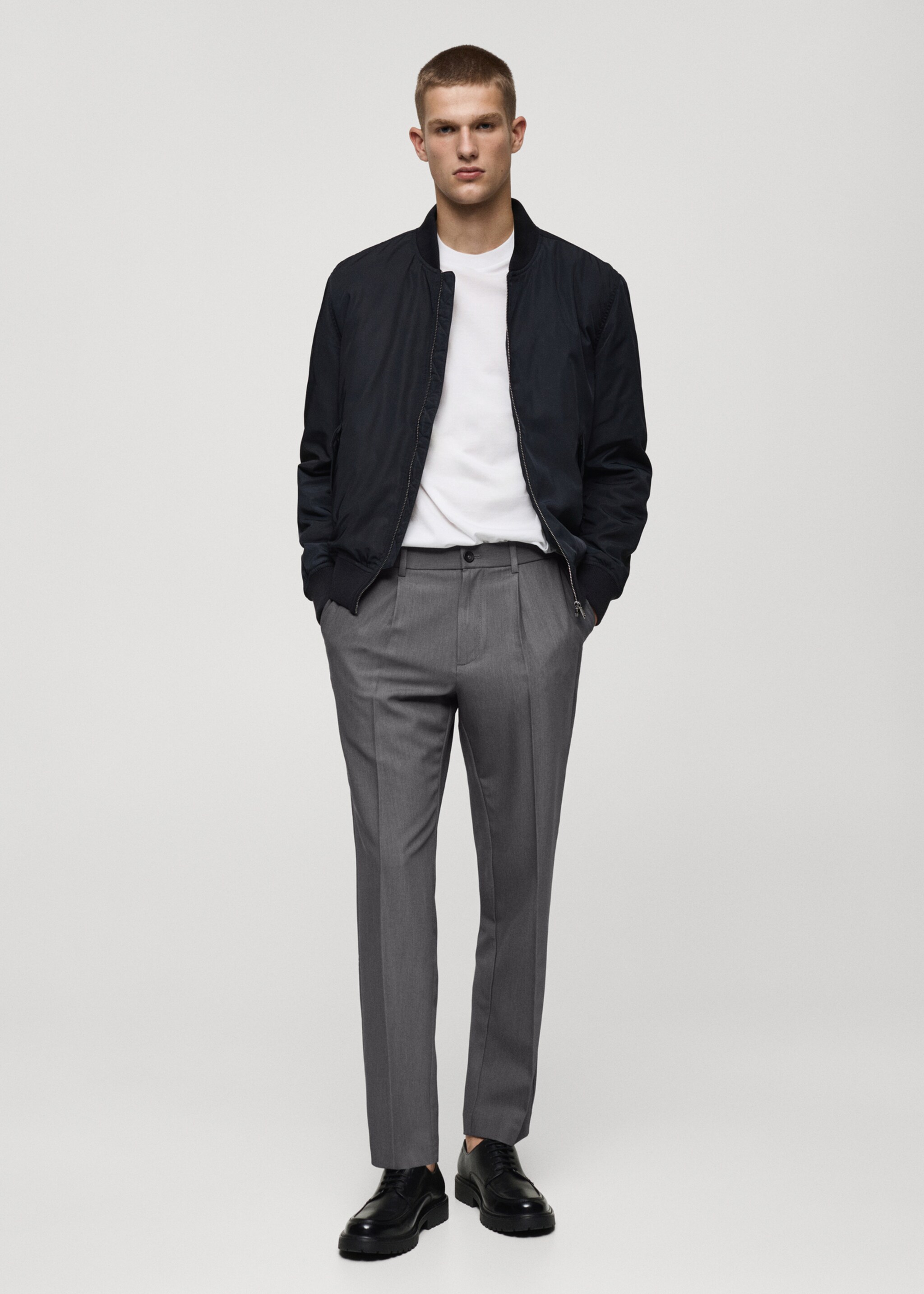 Pantalon regular-fit fluide pinces - Plan général, Gris. Ref: 77014437-00.