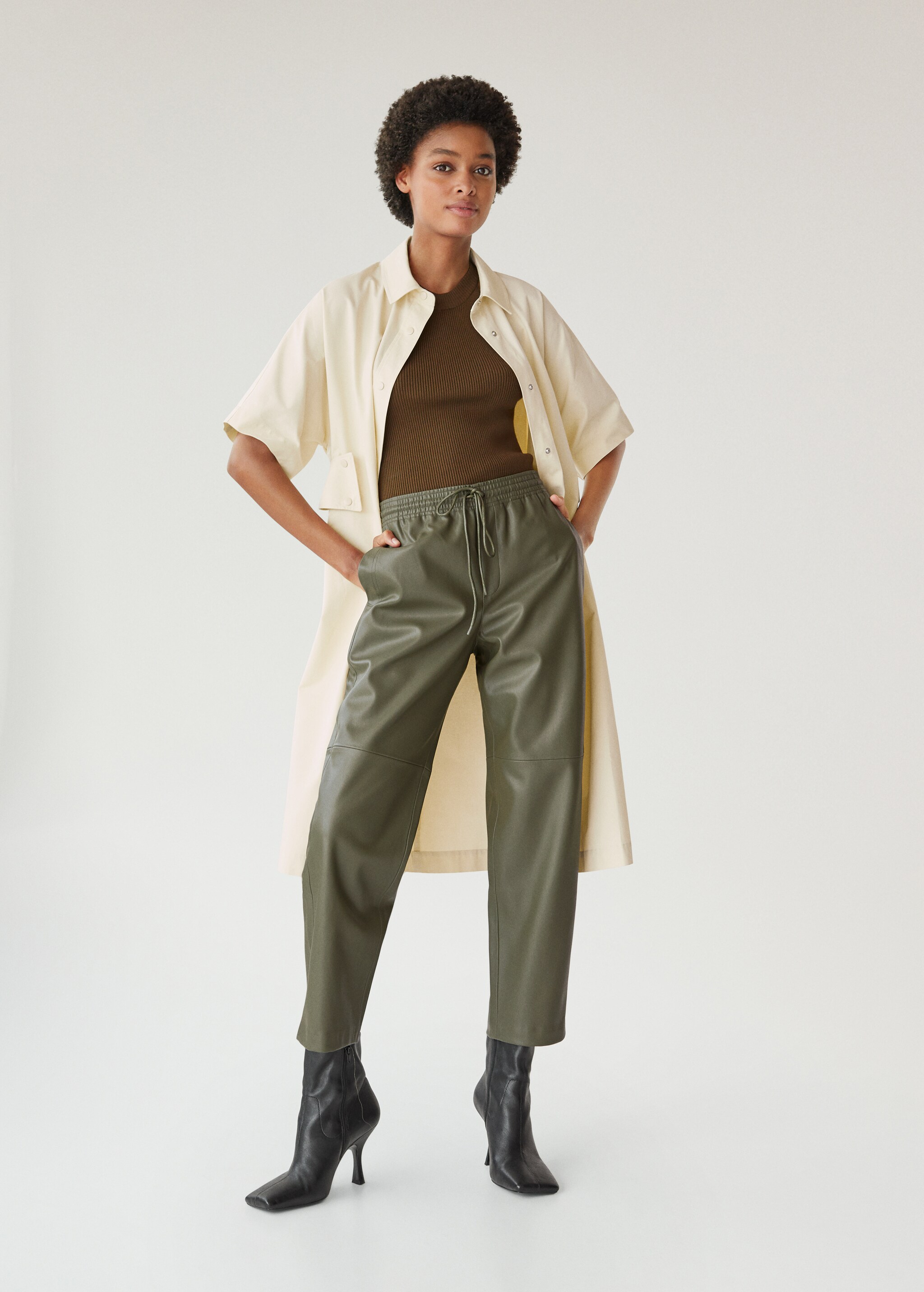 Pantalón cintura elástica efecto piel - Plano general