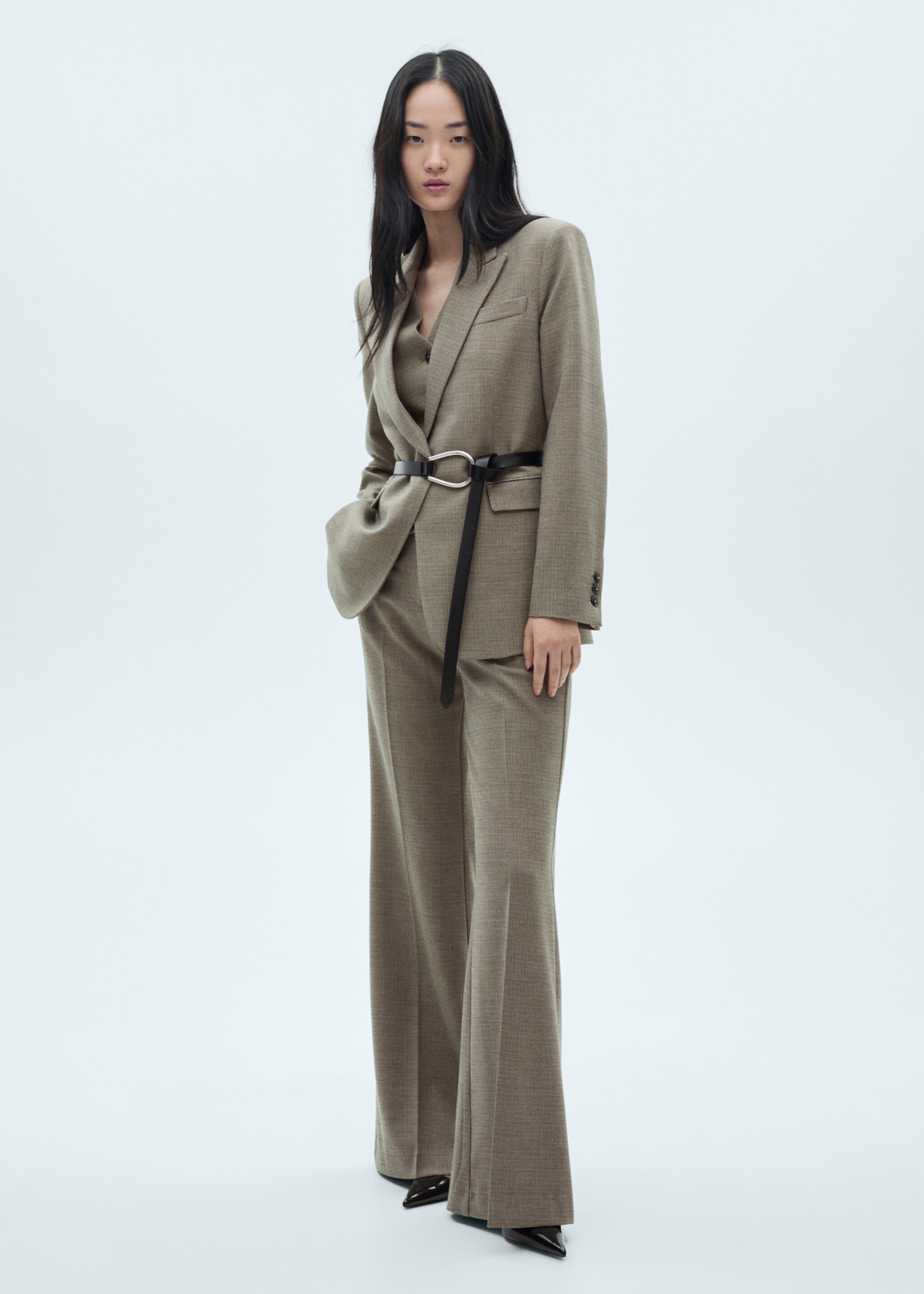 Pantalón traje flare - Plano general, Khaki. Ref: 77016727-00.