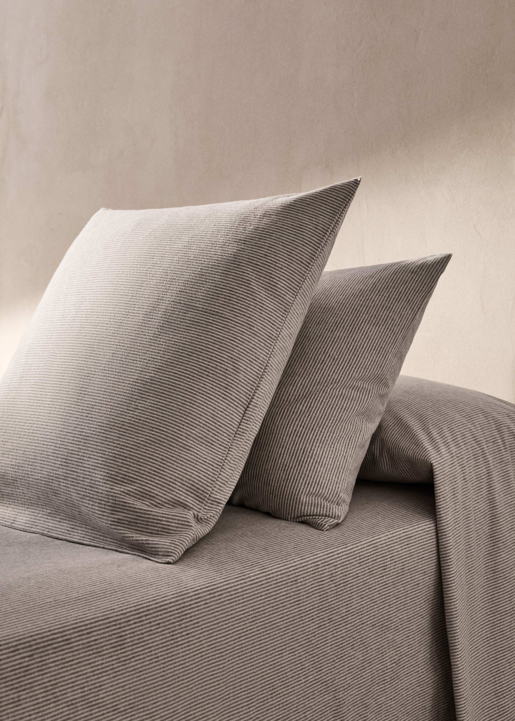 Gestreifter Kopfkissenbezug aus Baumwoll-Flanell 60 x 60 cm - Allgemeine Ansicht, Beige. Ref: 77017661-00.
