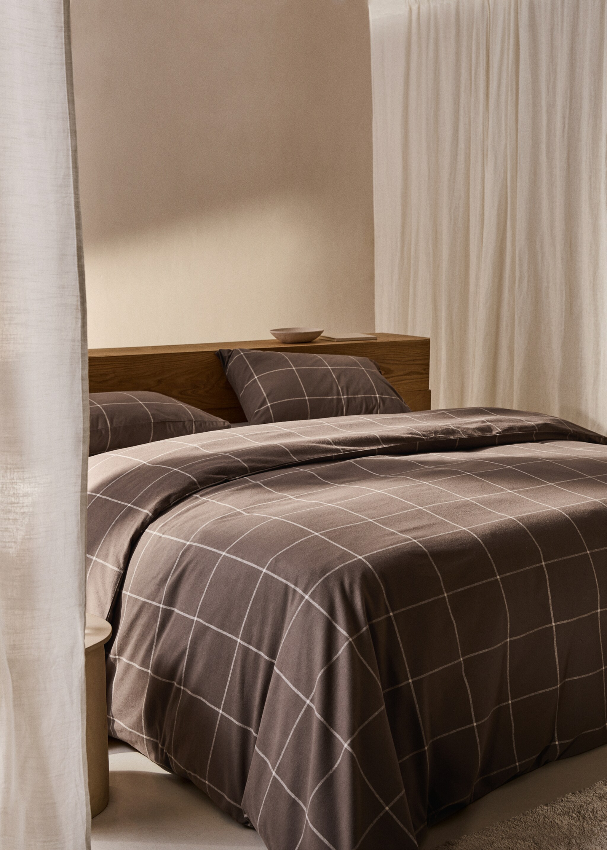 Rutigt påslakan i bomullsflanell 150 cm säng - Allmän bild, Choklad. Ref: 77017671-00.