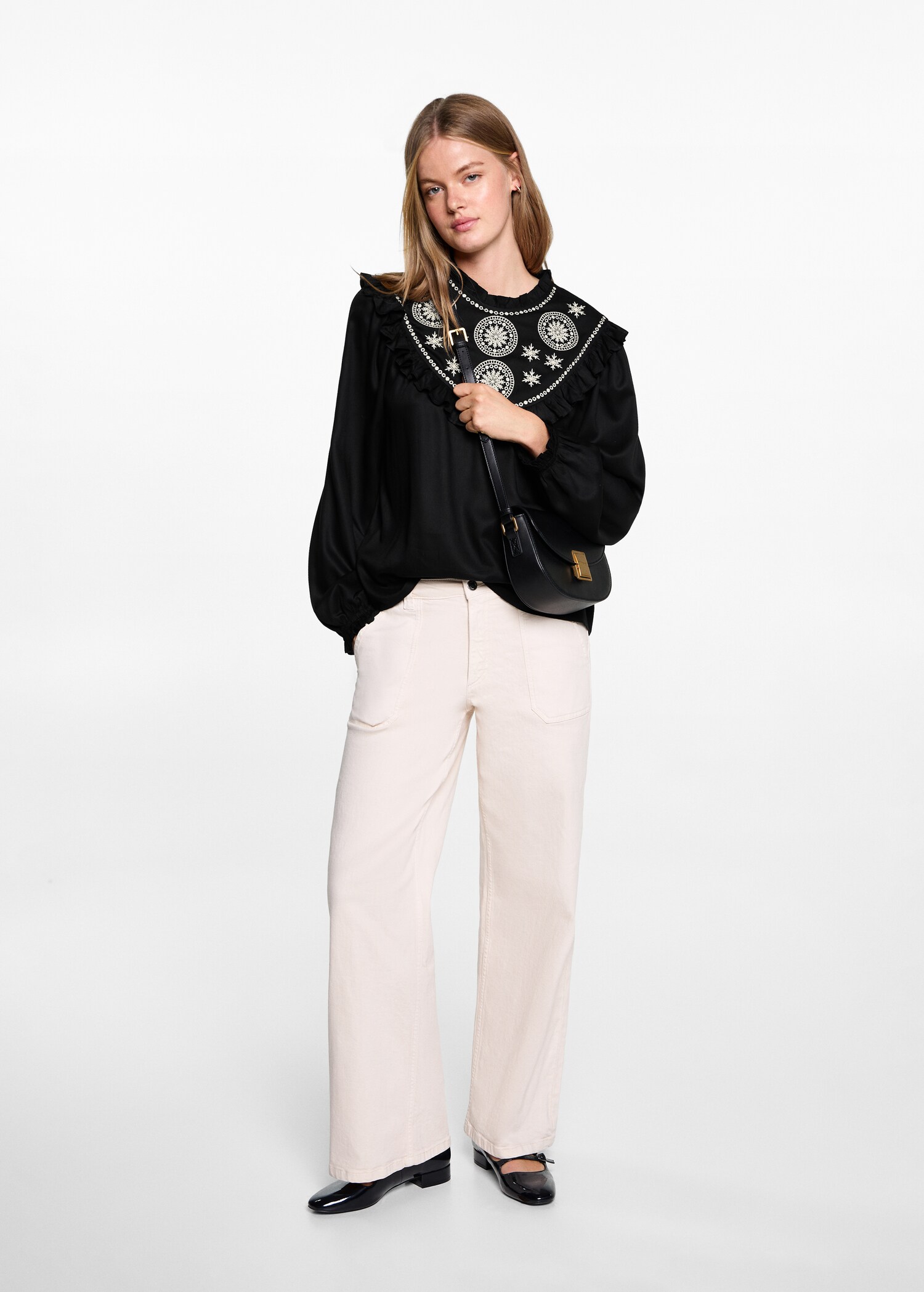 Fließende Bluse mit gestickten Details - Allgemeine Ansicht