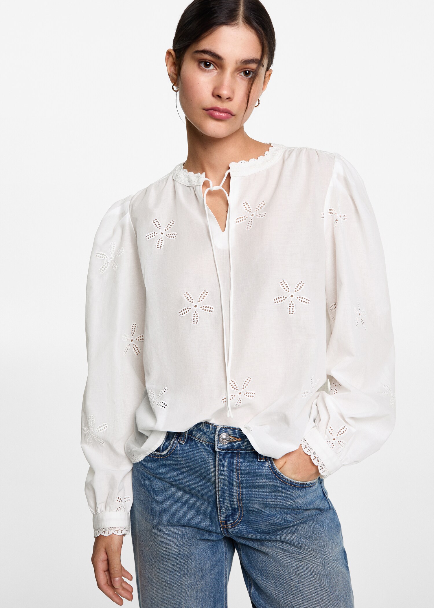 Blommig broderad blus - Allmän bild