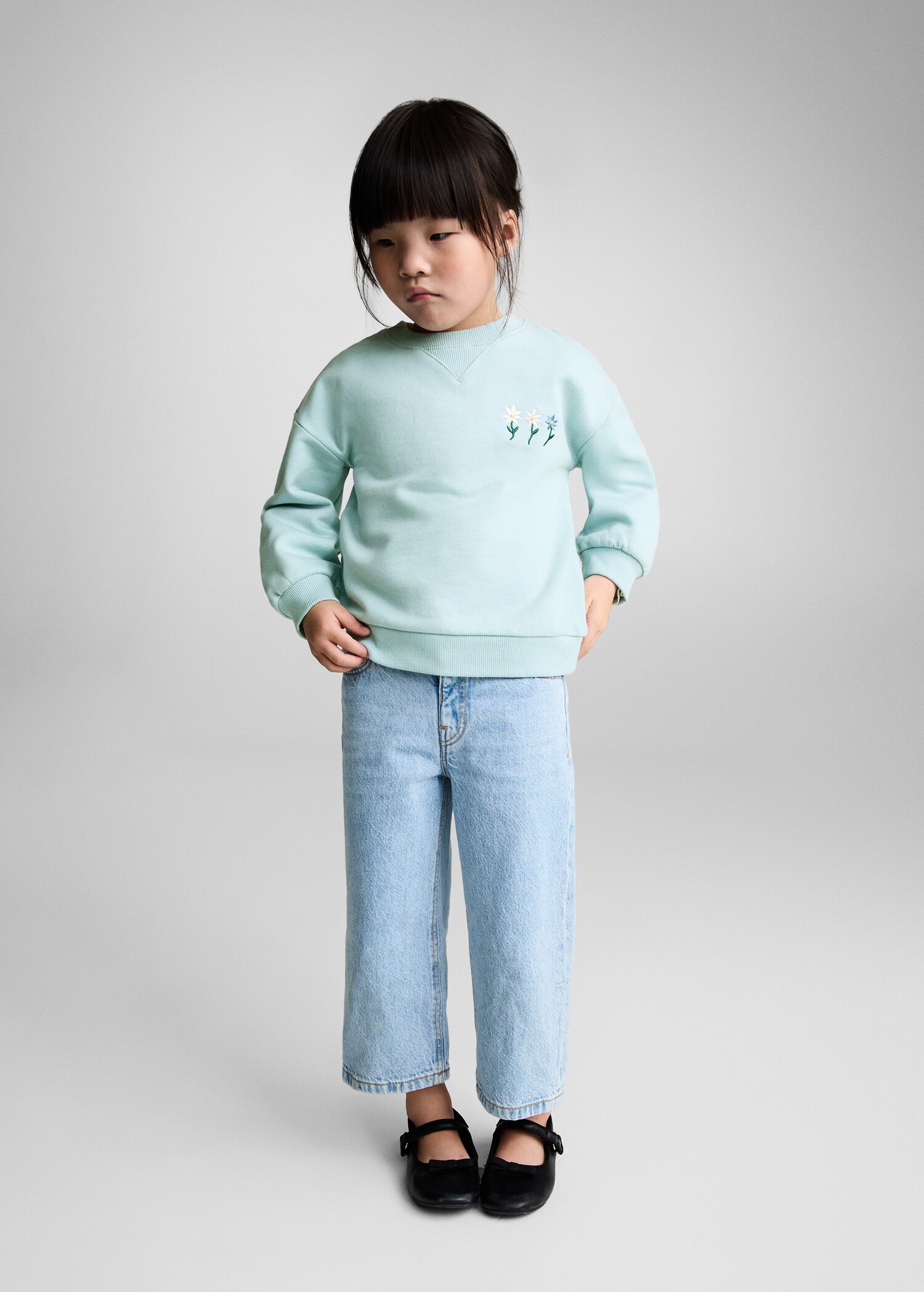 Sweatshirt med blombroderi - Allmän bild