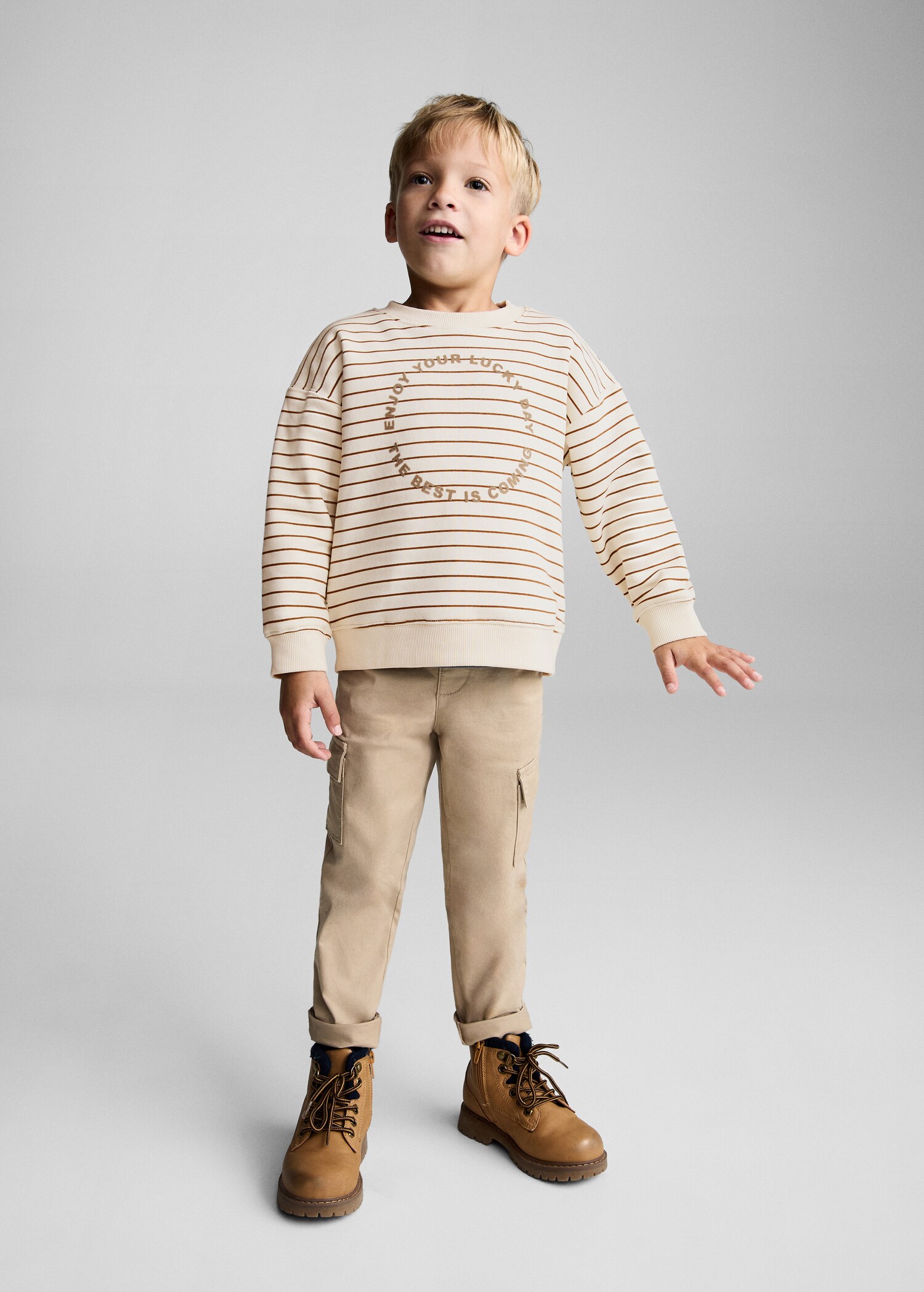 Sudadera rayas mensaje - Plano general