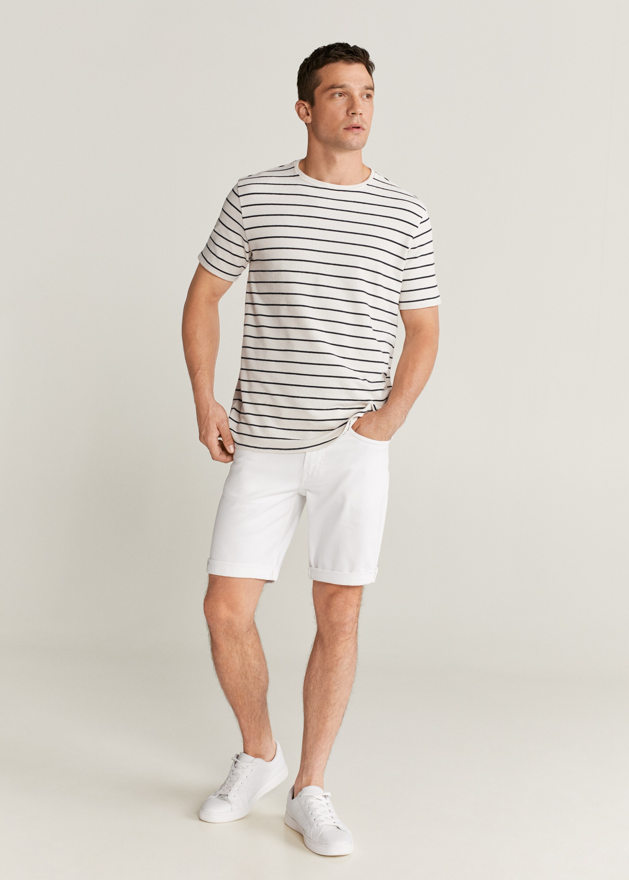 Bermudas denim blancas - Plano general