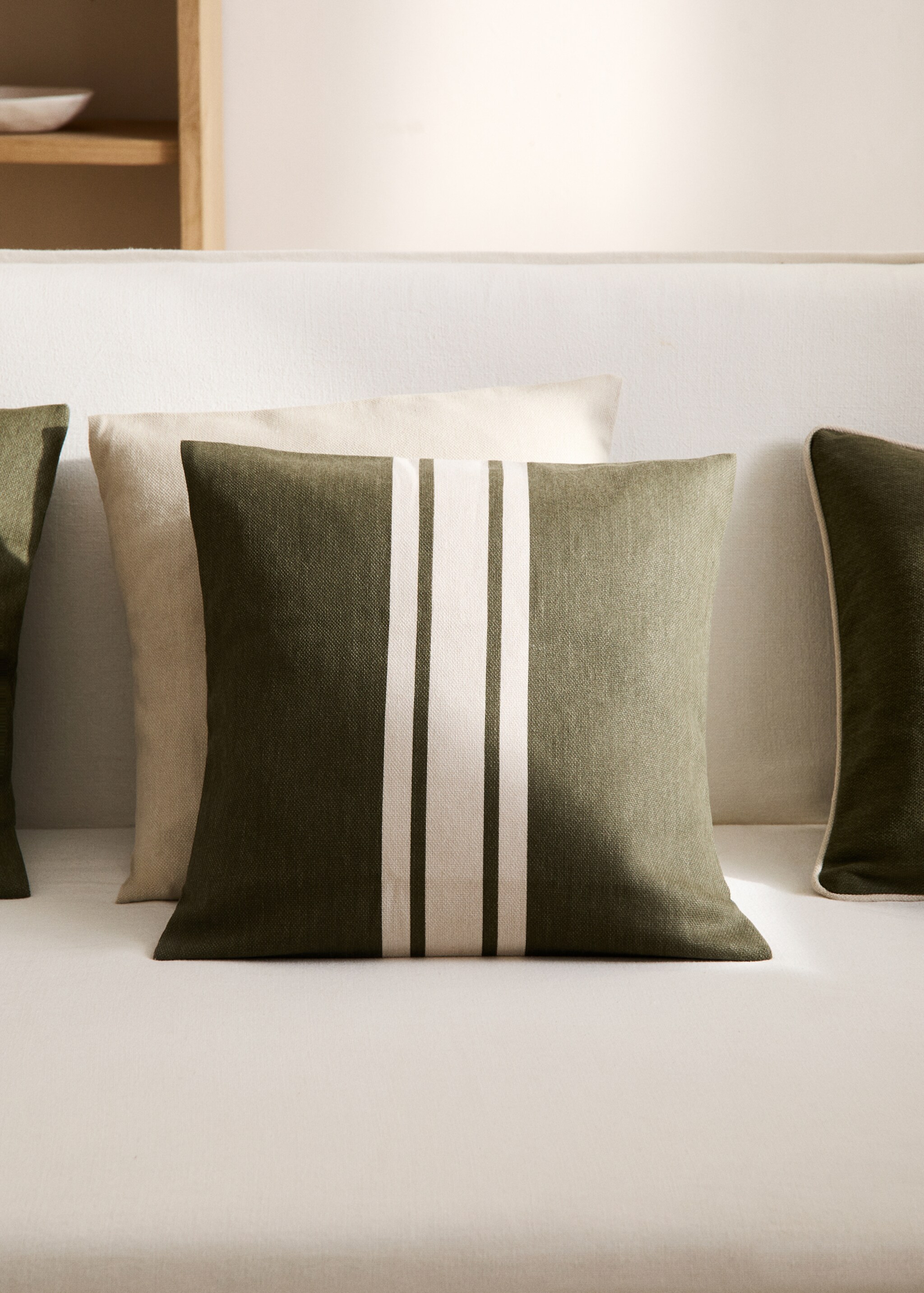 Kissenhülle aus Baumwolle mit doppeltem Streifenmuster 45 x 45 cm - Allgemeine Ansicht, Grün. Ref: 77022547-00.