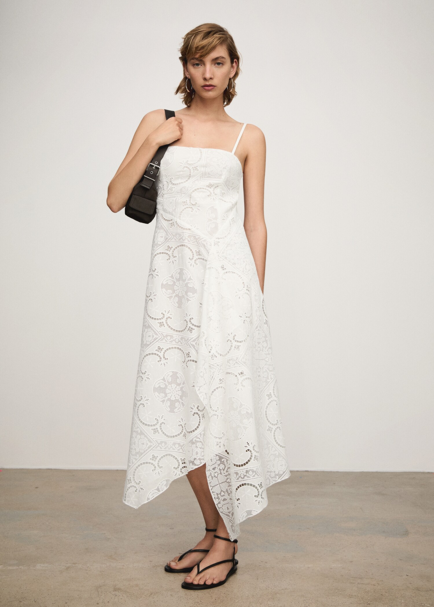 Asymmetrisches Kleid mit Stickereien - Allgemeine Ansicht