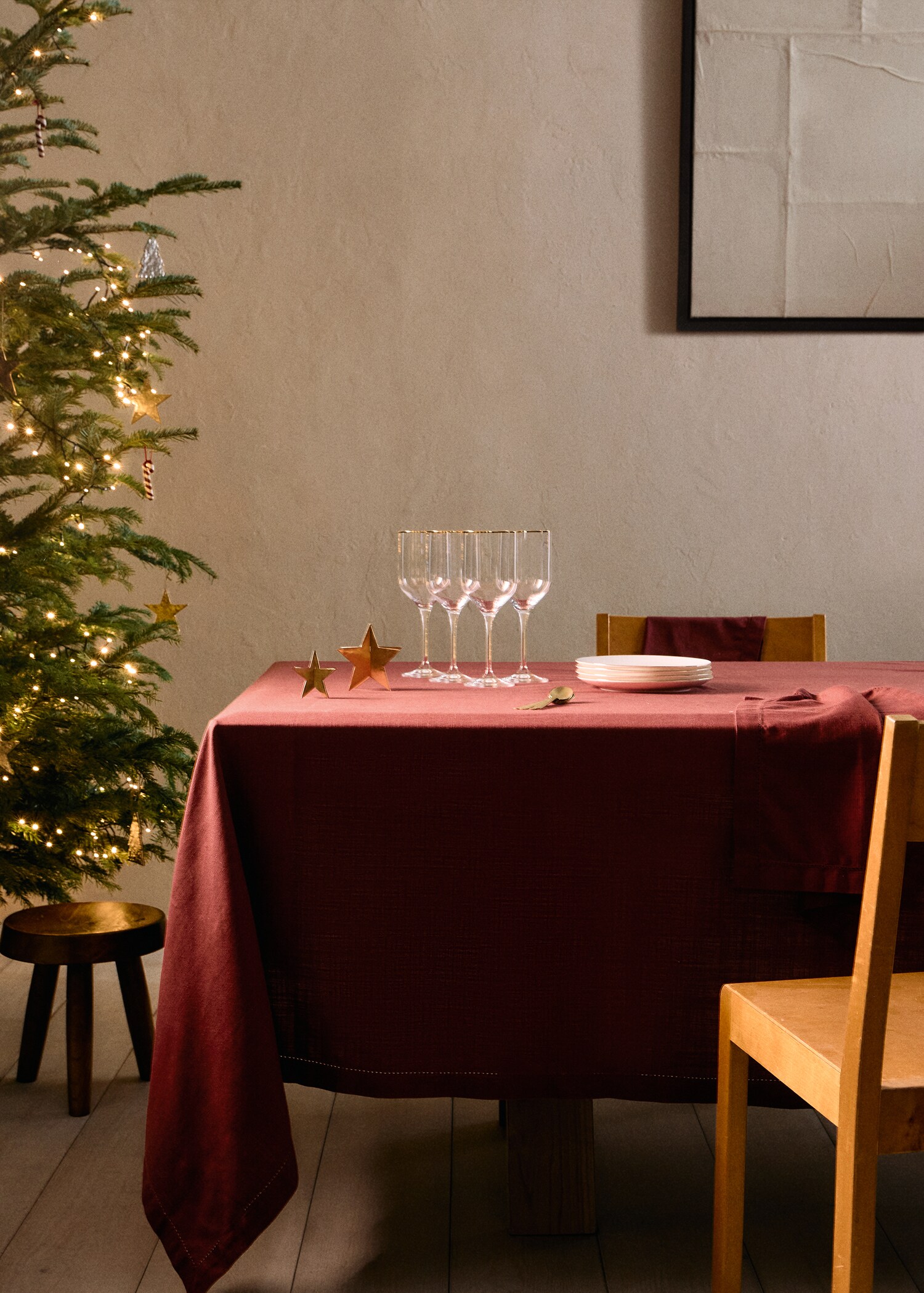 Embroidered hemstitch tablecloth for 2 to 4 diners - General plane