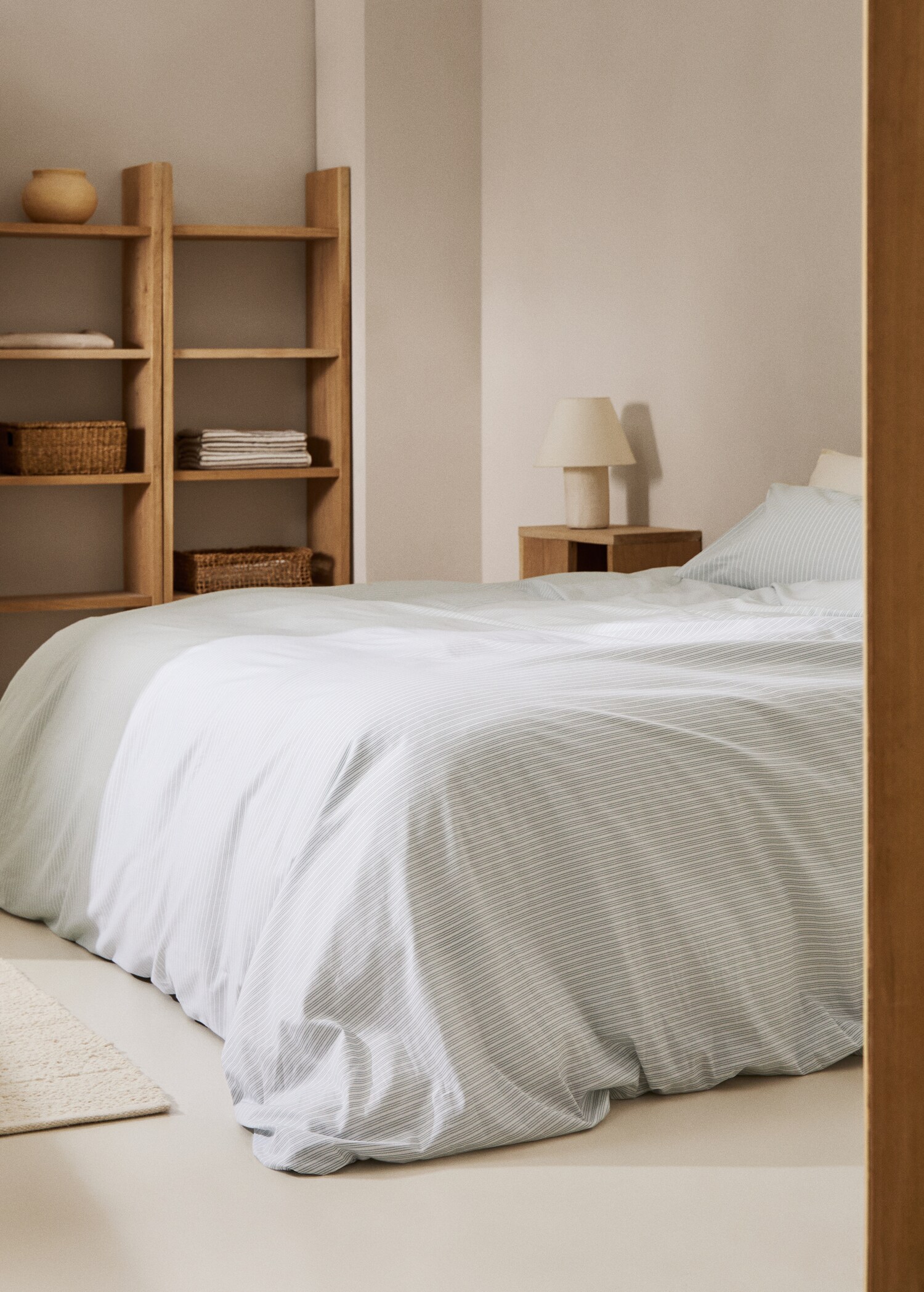 Stripe-print duvet cover for queen bed - General plane