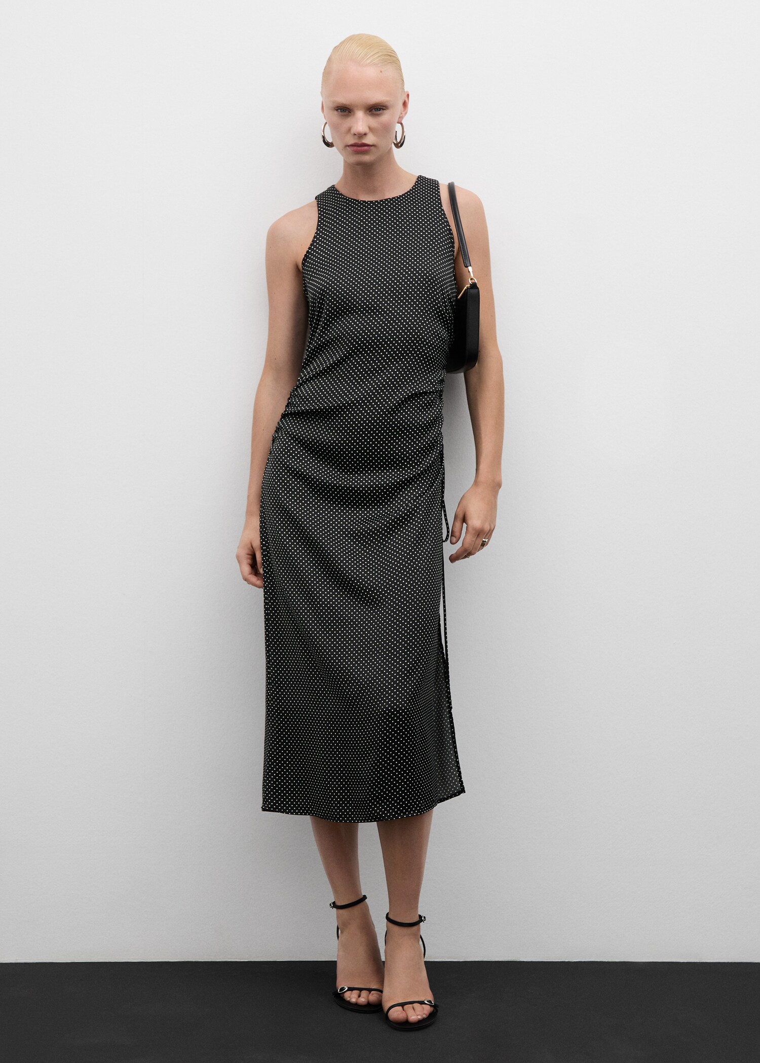 Vestido lunares fruncido lateral - Plano general