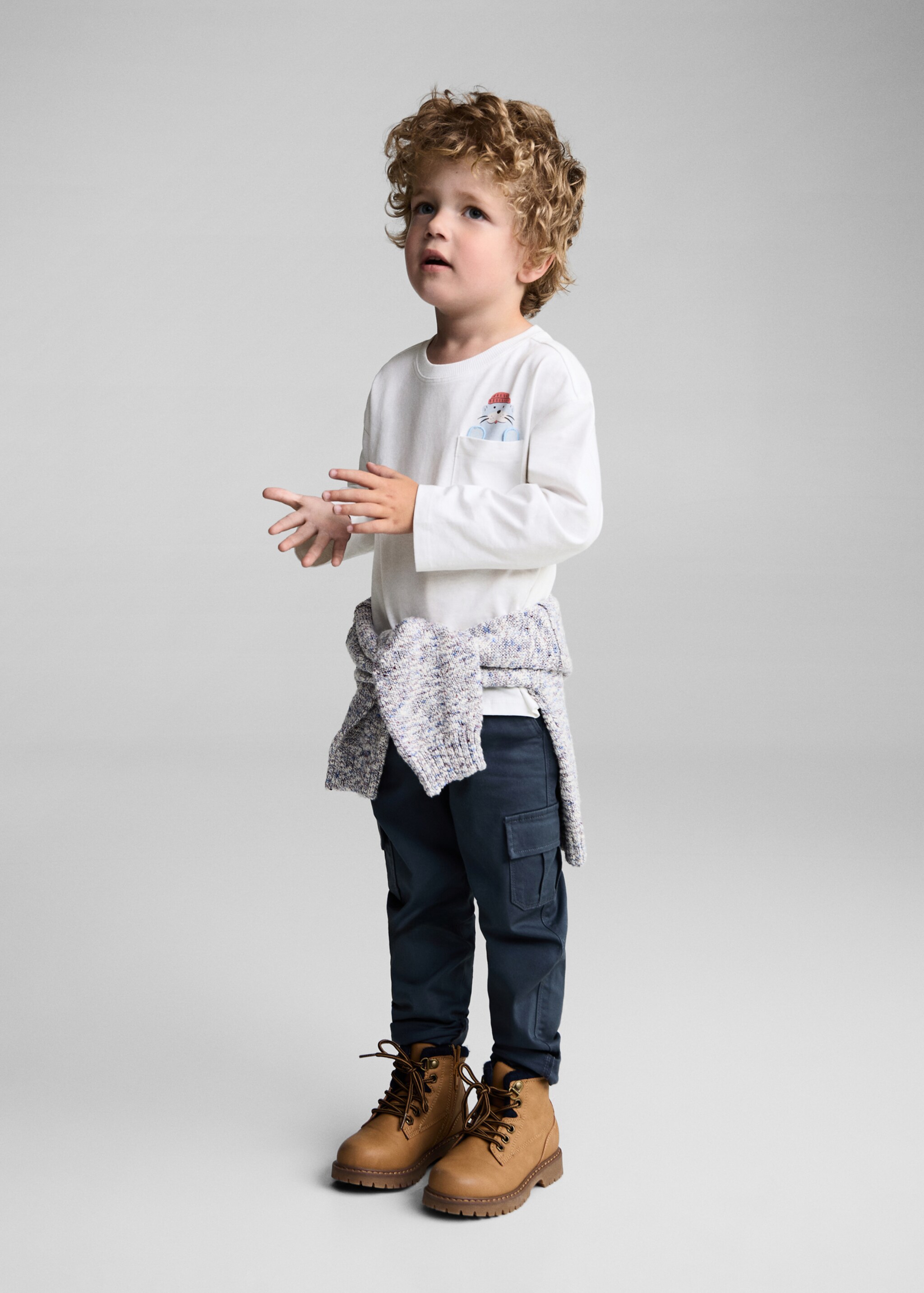 Baumwoll-T-Shirt mit besticktem Detail - Allgemeine Ansicht, Cremeweiß. Ref: 77024777-00.