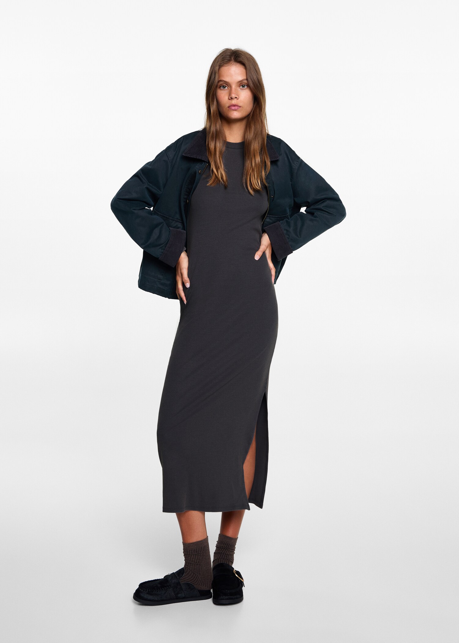 Geripptes Kleid mit Schlitz - Allgemeine Ansicht