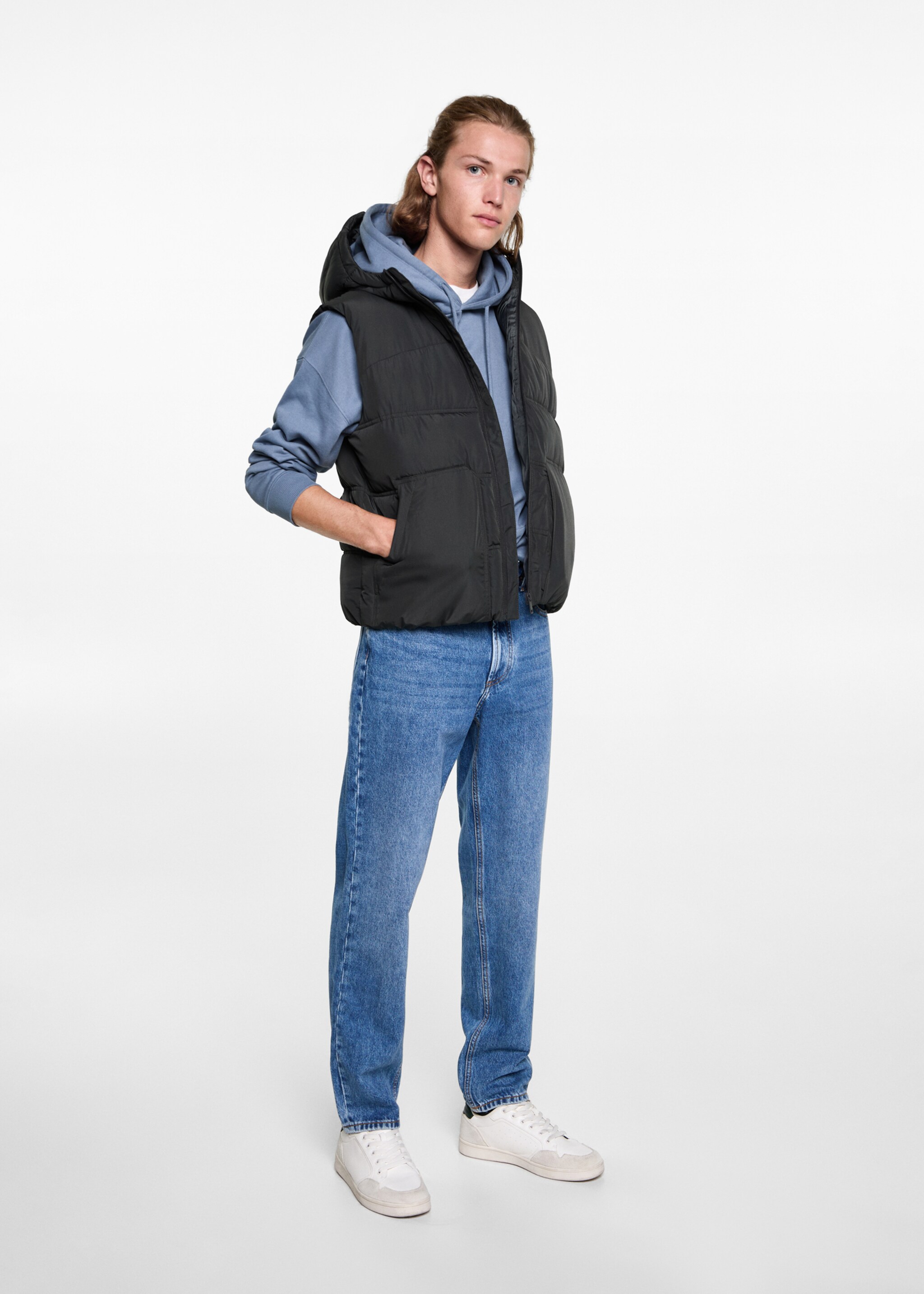 Gilet matelassé à capuche - Plan général, Gris anthracite. Ref: 77025635-00.