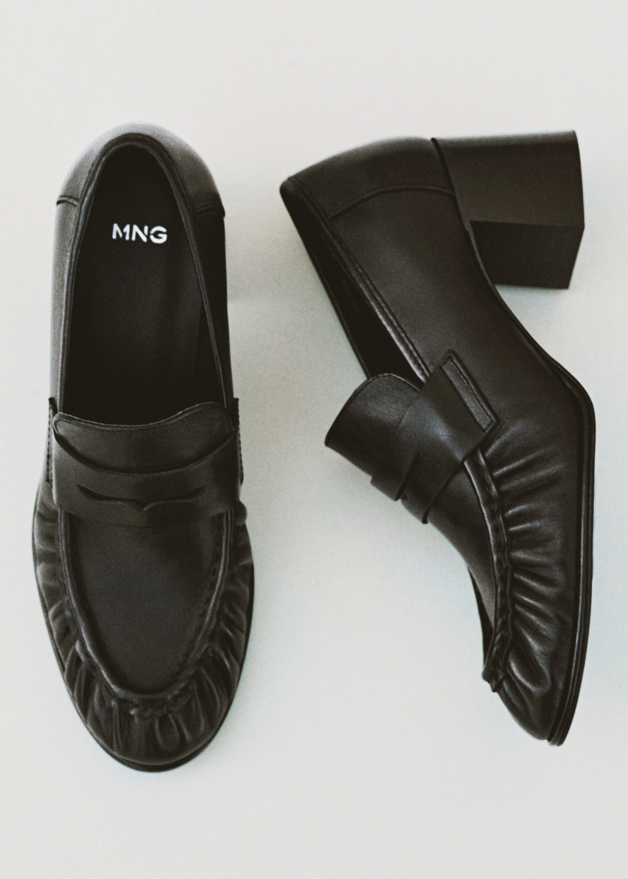 Lederpumps mit Raffdetails - Allgemeine Ansicht, Schwarz. Ref: 77025665-00.