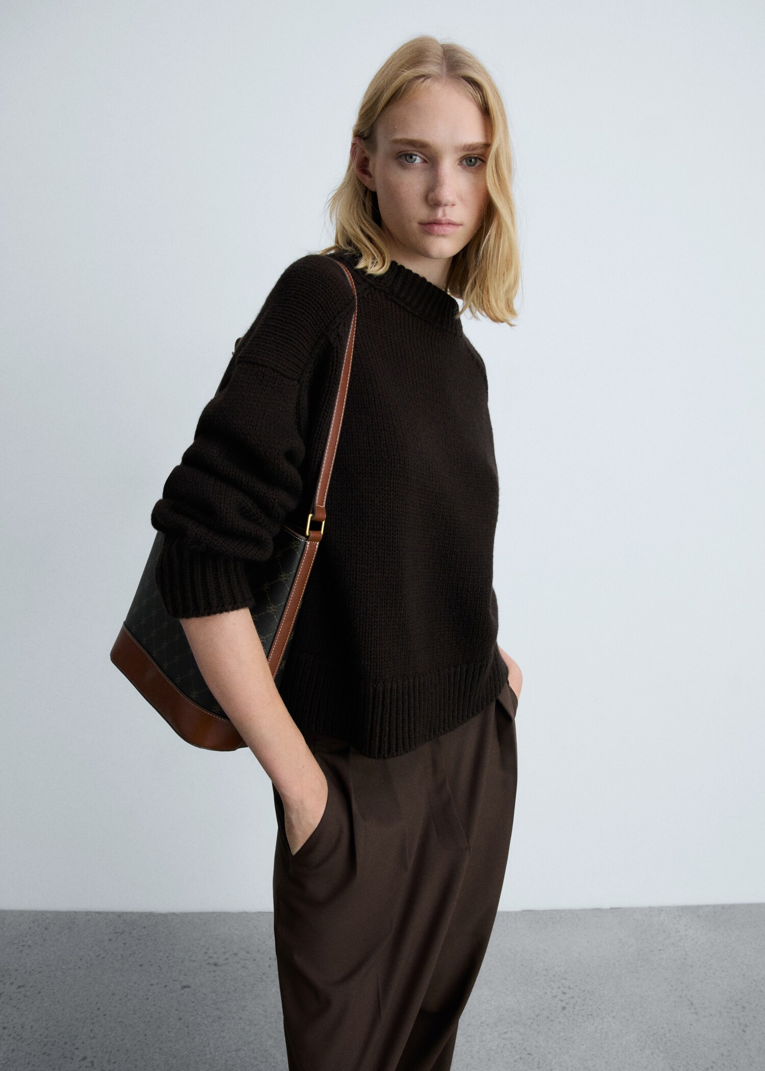 Bolso shopper detalle metálico - Plano general