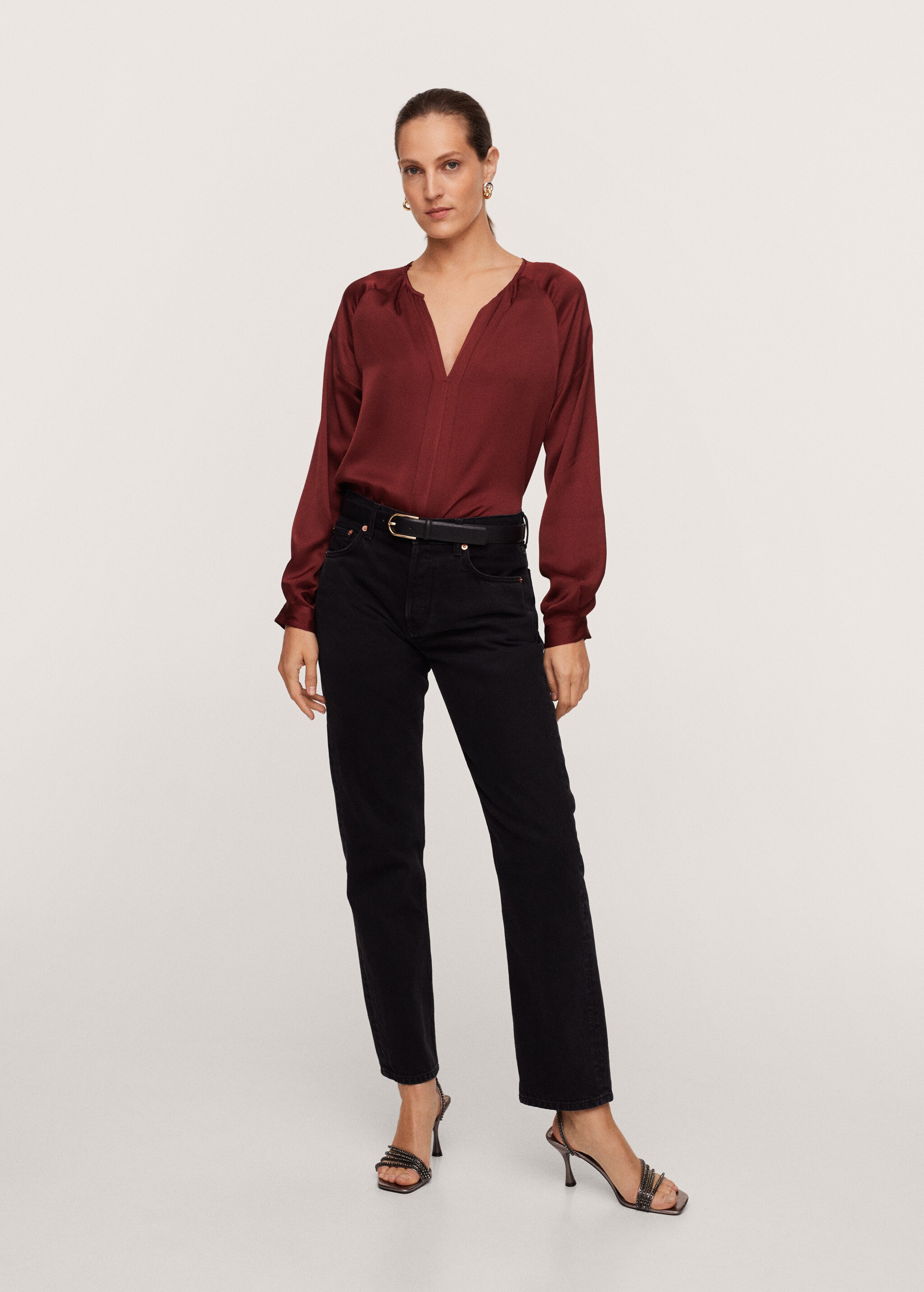 Blusa satinada  - Plano general