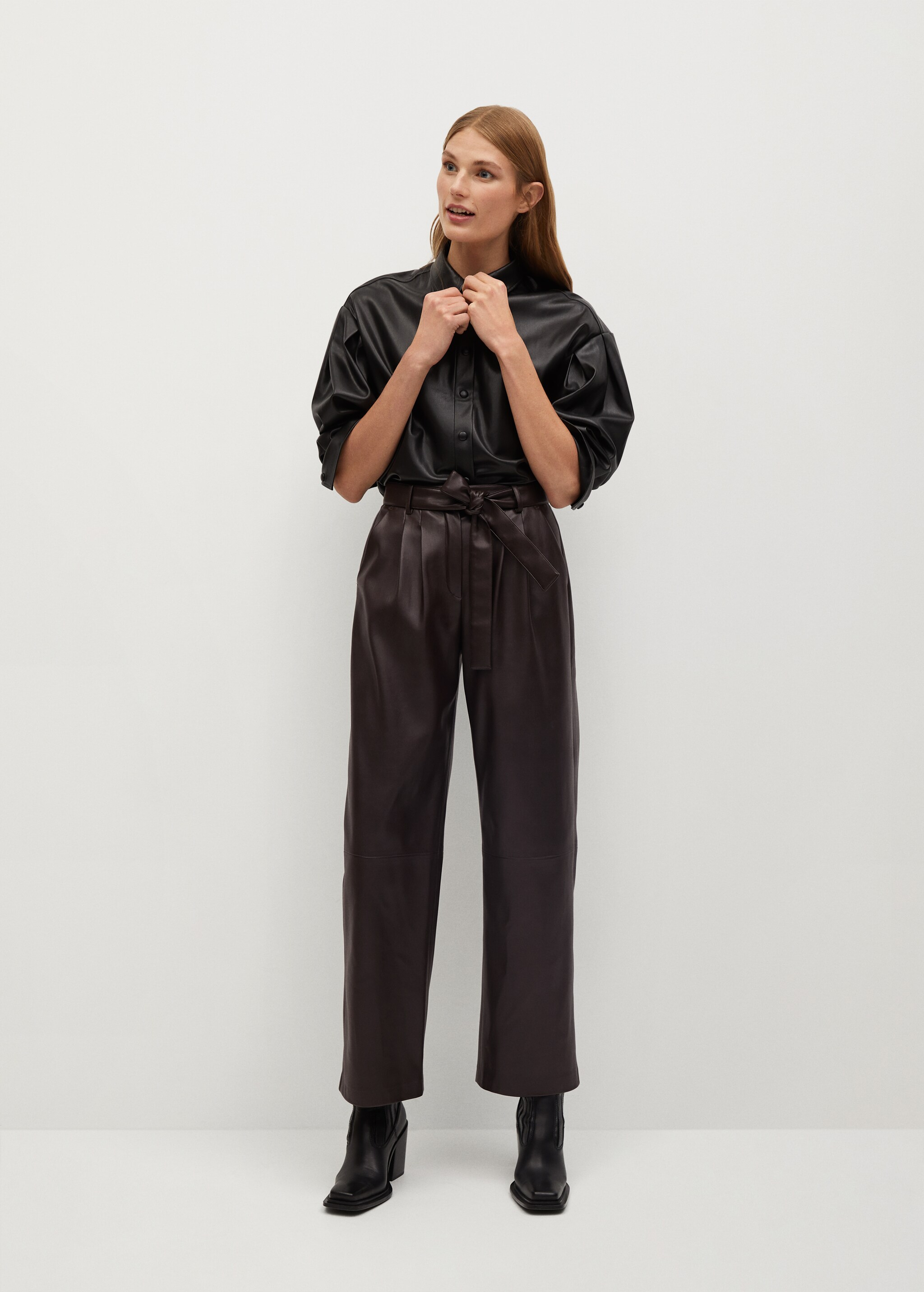 Pantalón recto efecto piel - Plano general
