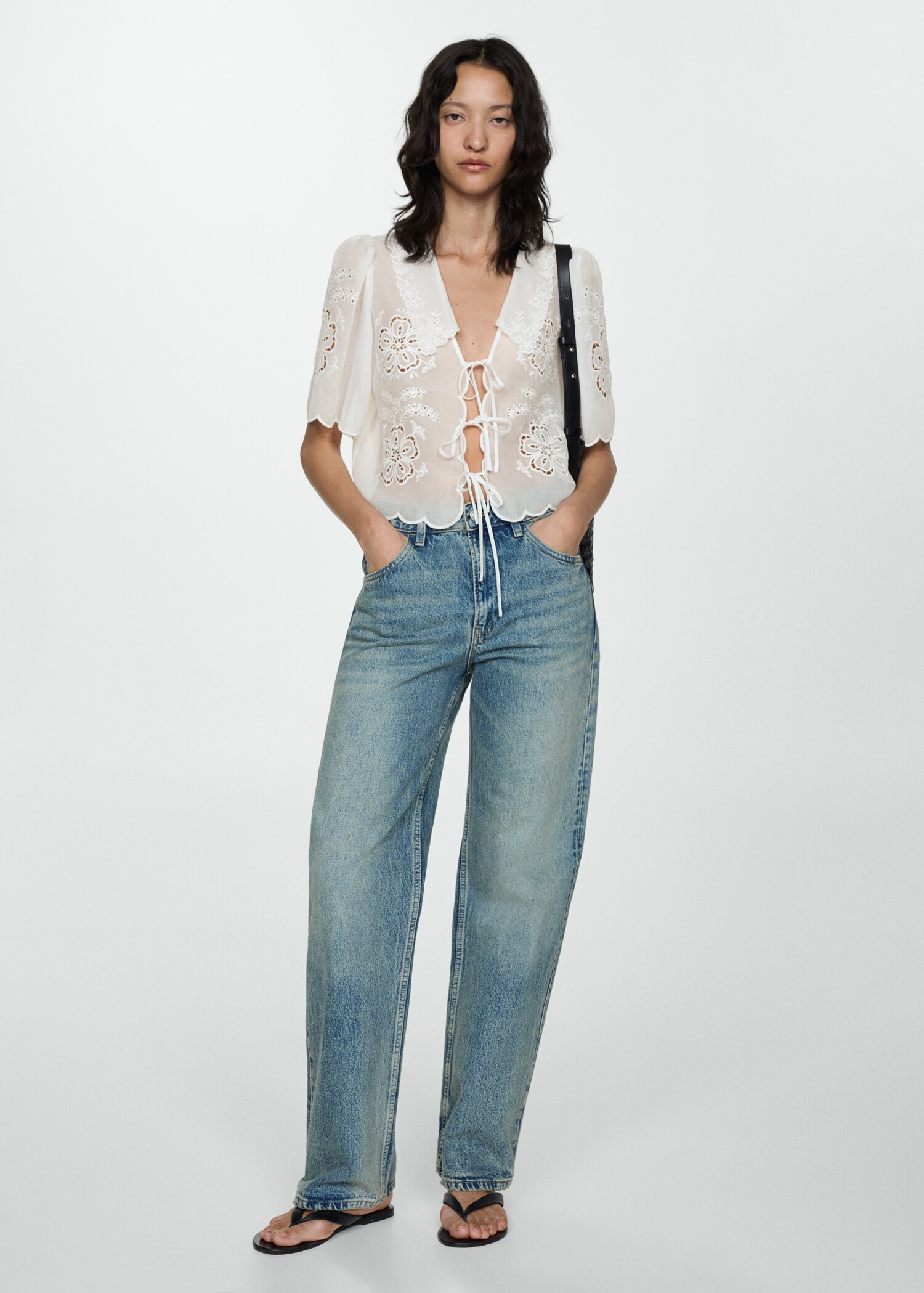 Bestickte Bluse mit Schleife - Allgemeine Ansicht