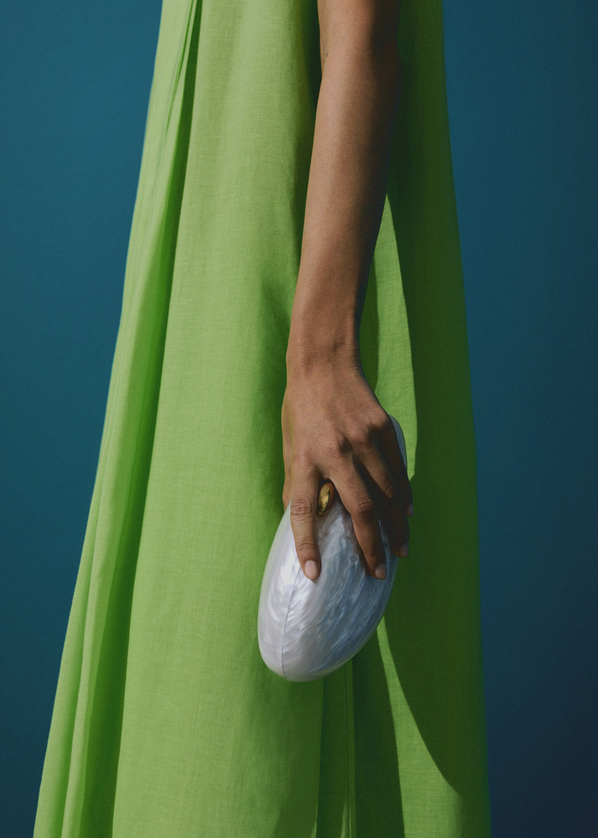 Pearl-effect clutch bag - General plane, Ivory White. Ref: 77030373-00.