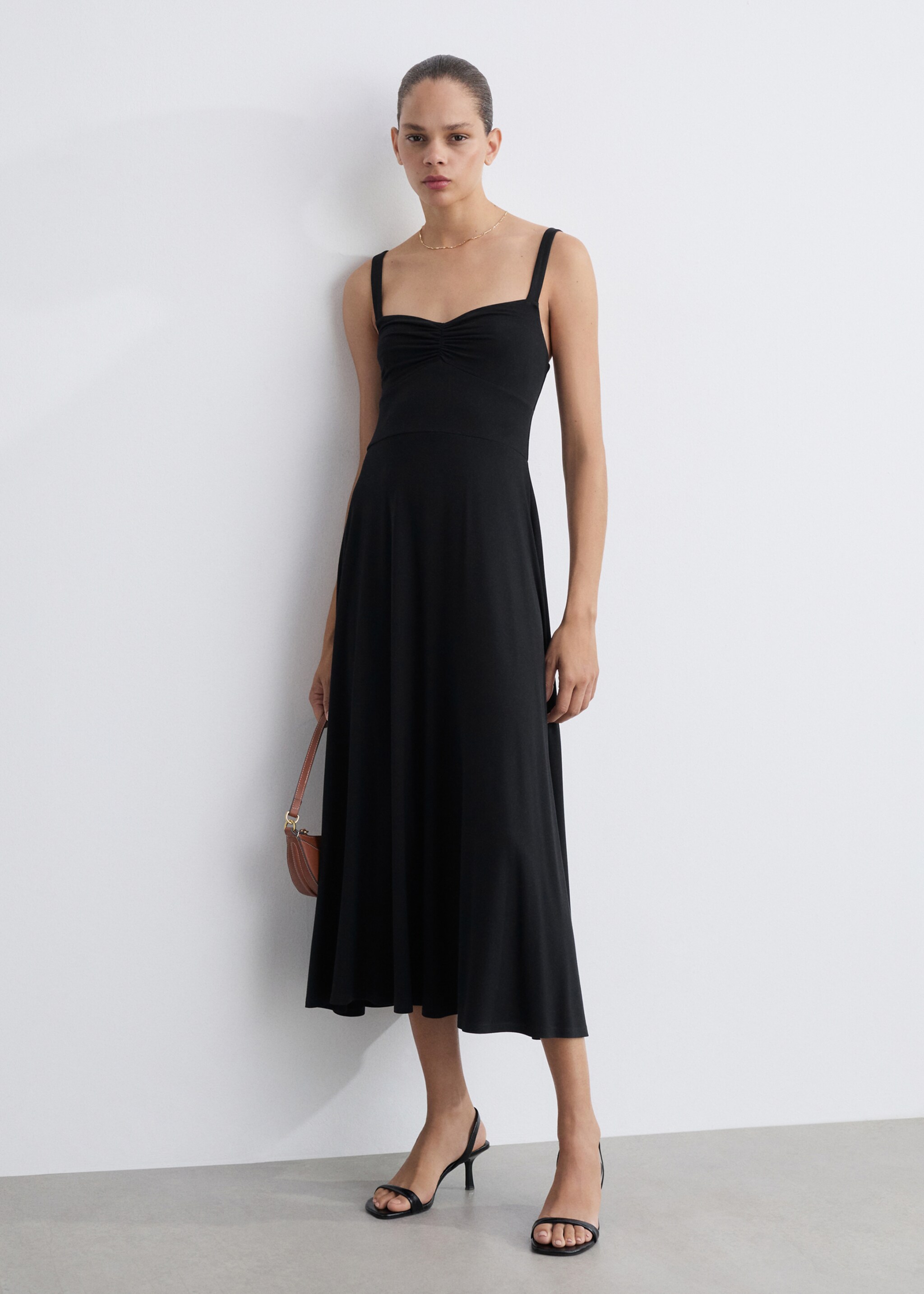 Ausgestelltes Trägerkleid - Allgemeine Ansicht