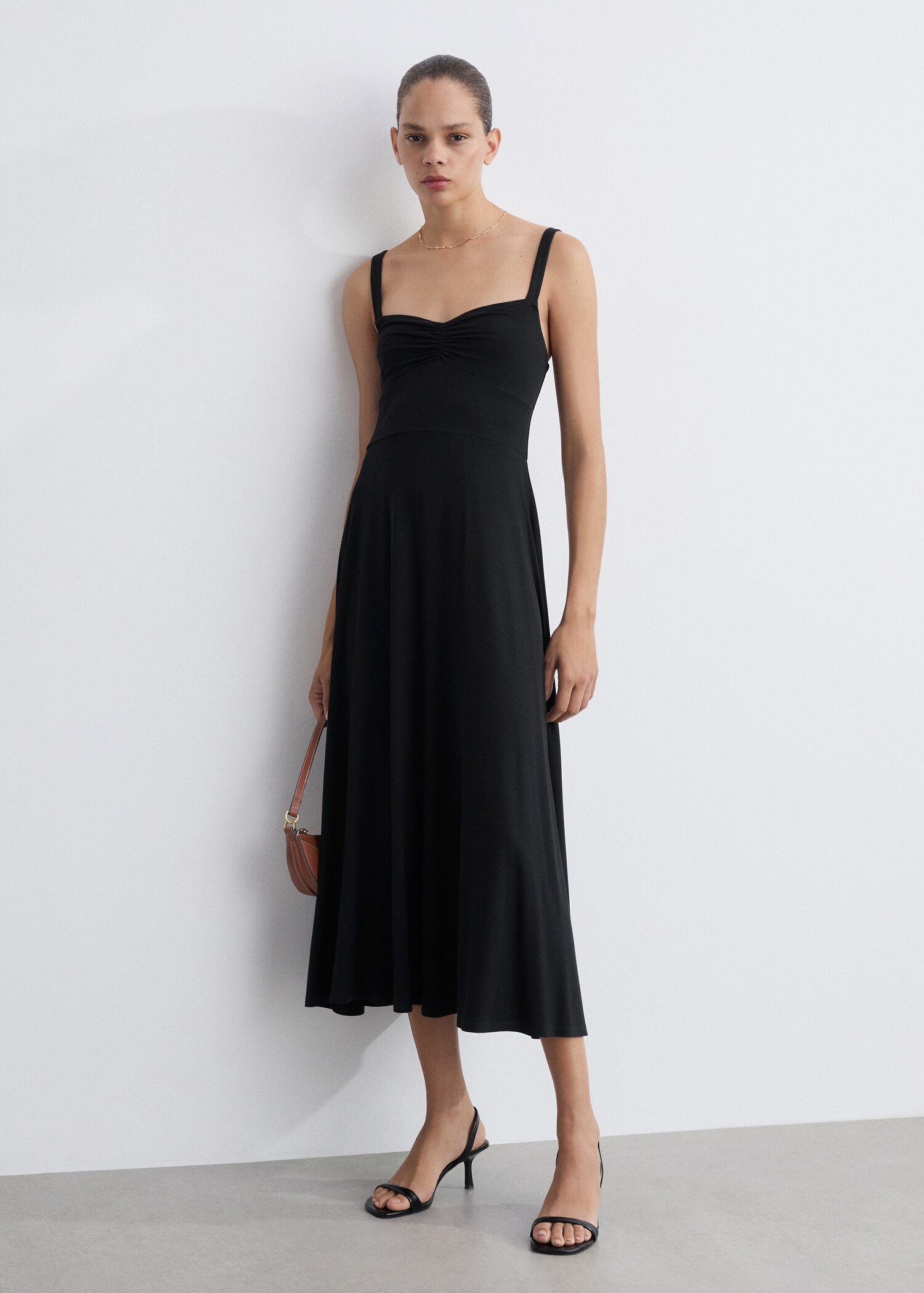 Ausgestelltes Trägerkleid - Allgemeine Ansicht