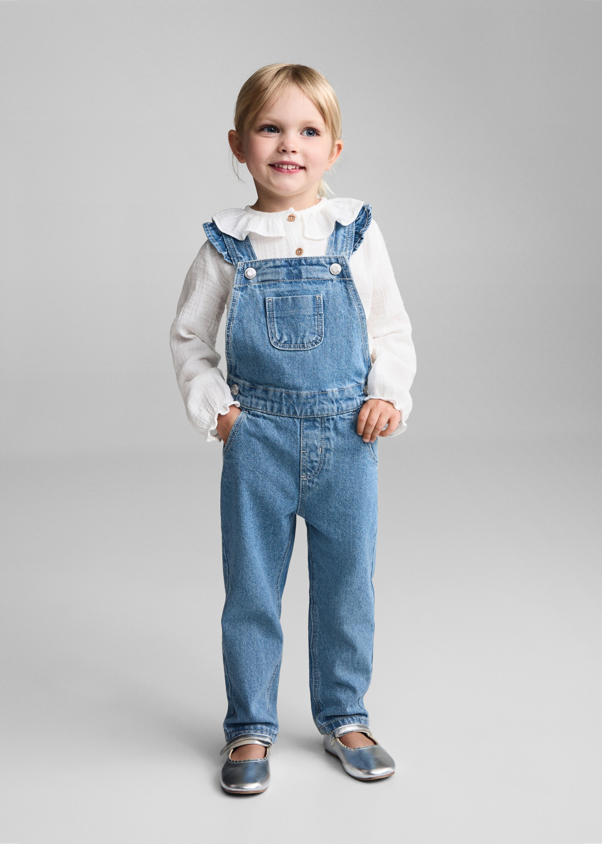 Jeans-Latzhose mit Rüschen - Allgemeine Ansicht, Mittelblau. Ref: 77033260-00.