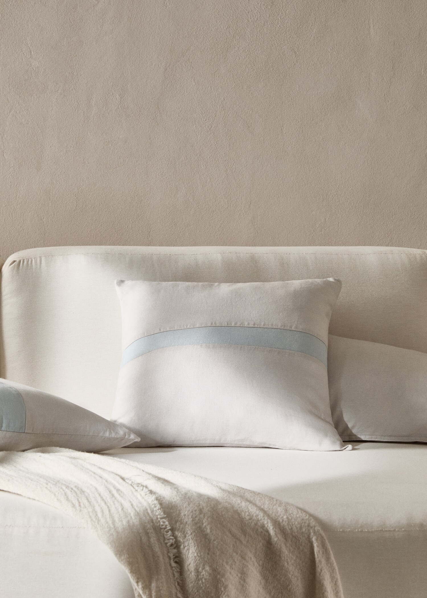 Striped linen cushion case - General plane