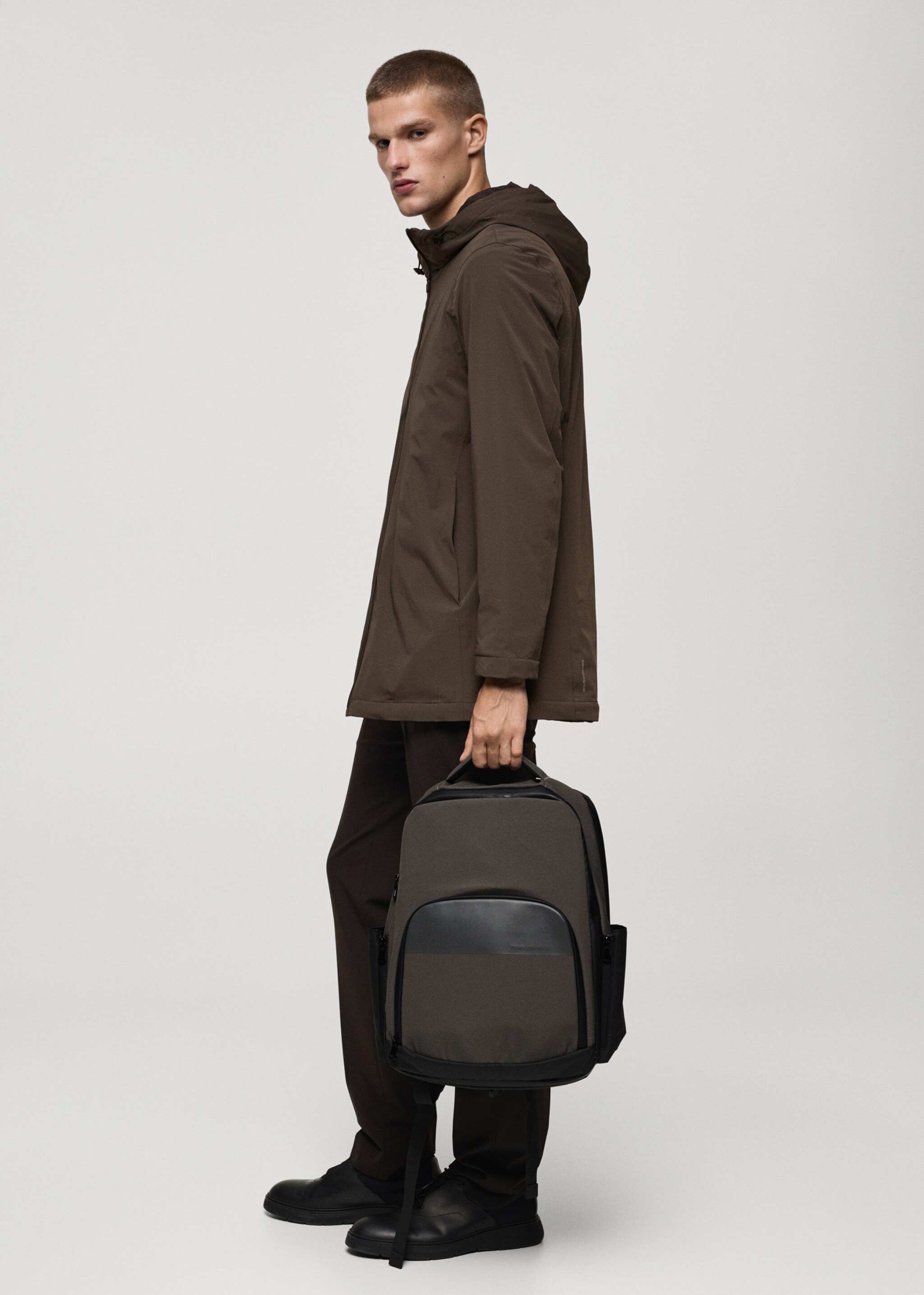 Water-repellent backpack USB connection - General plane