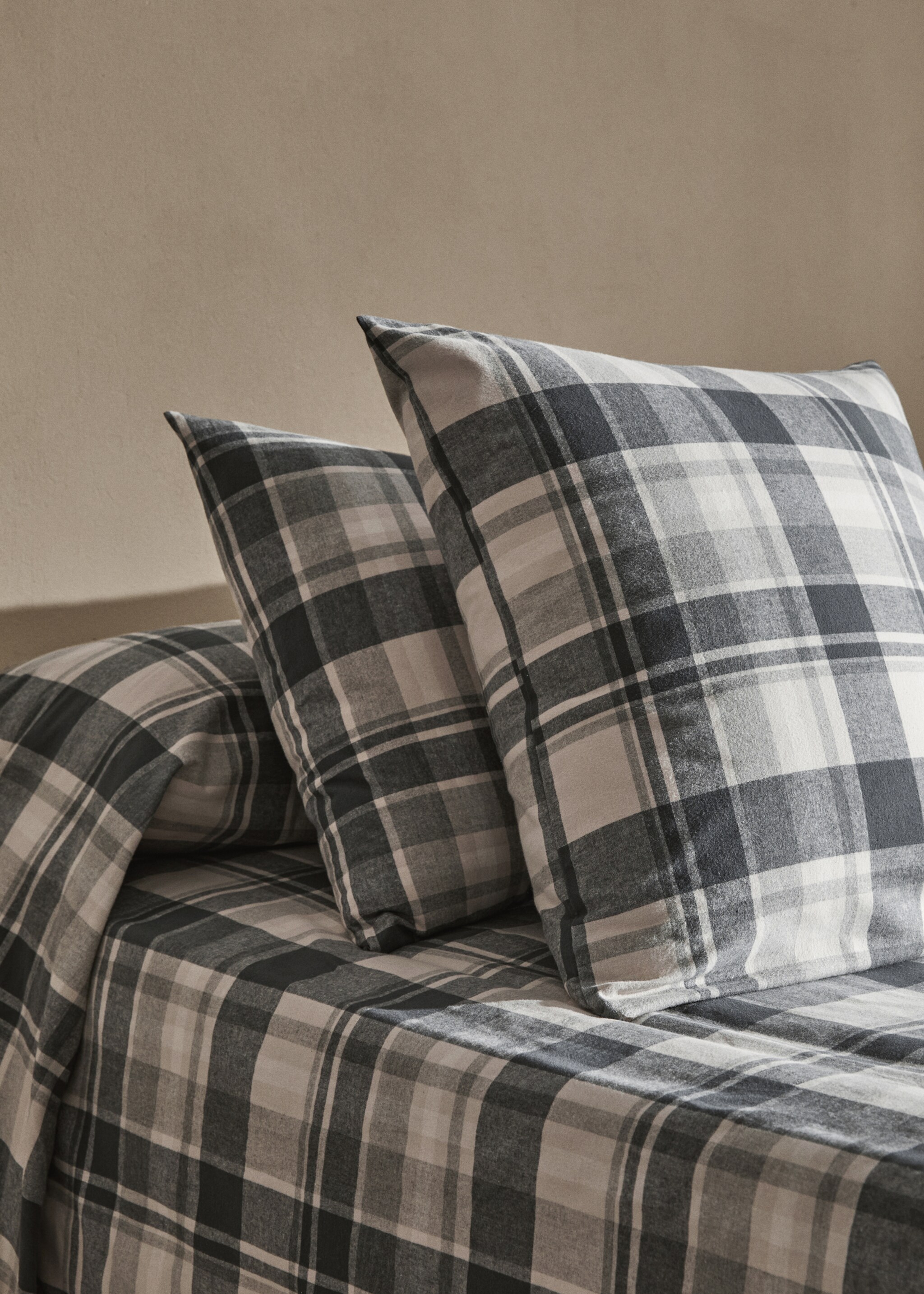 Cotton flannel checkered pillow cover 50x75cm - General plane, Grey. Ref: 77037659-00.