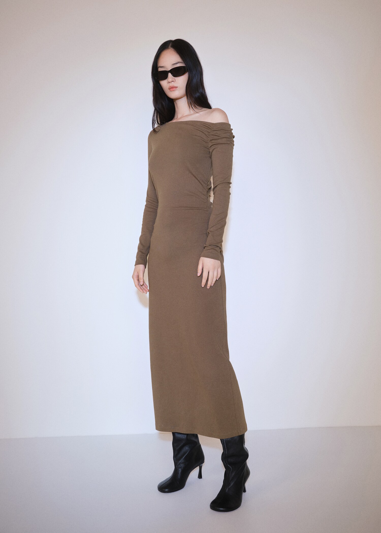 Vestit asimètric obertura - Pla general