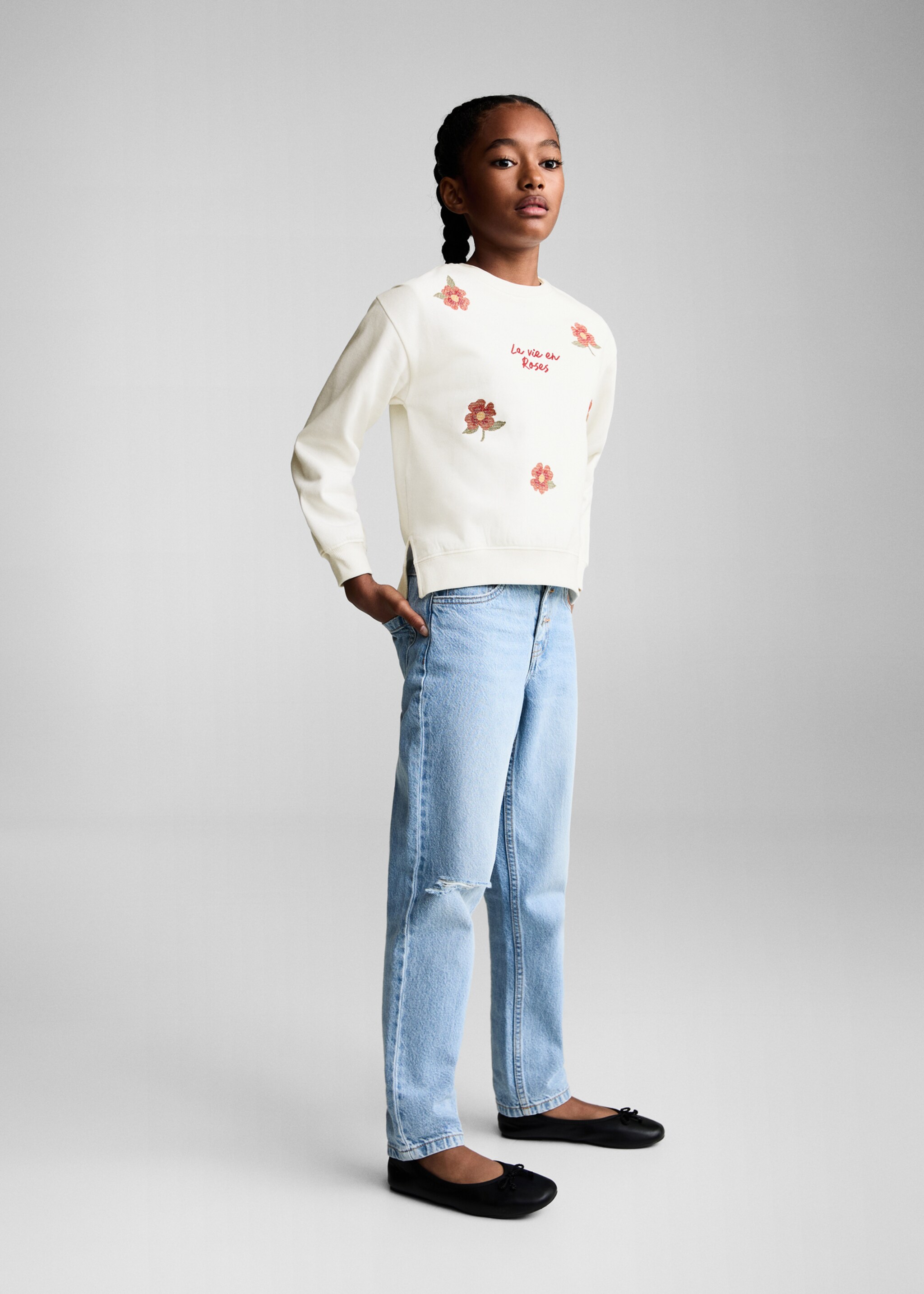 Sweatshirt met bloemborduursel - Overzichtstekening