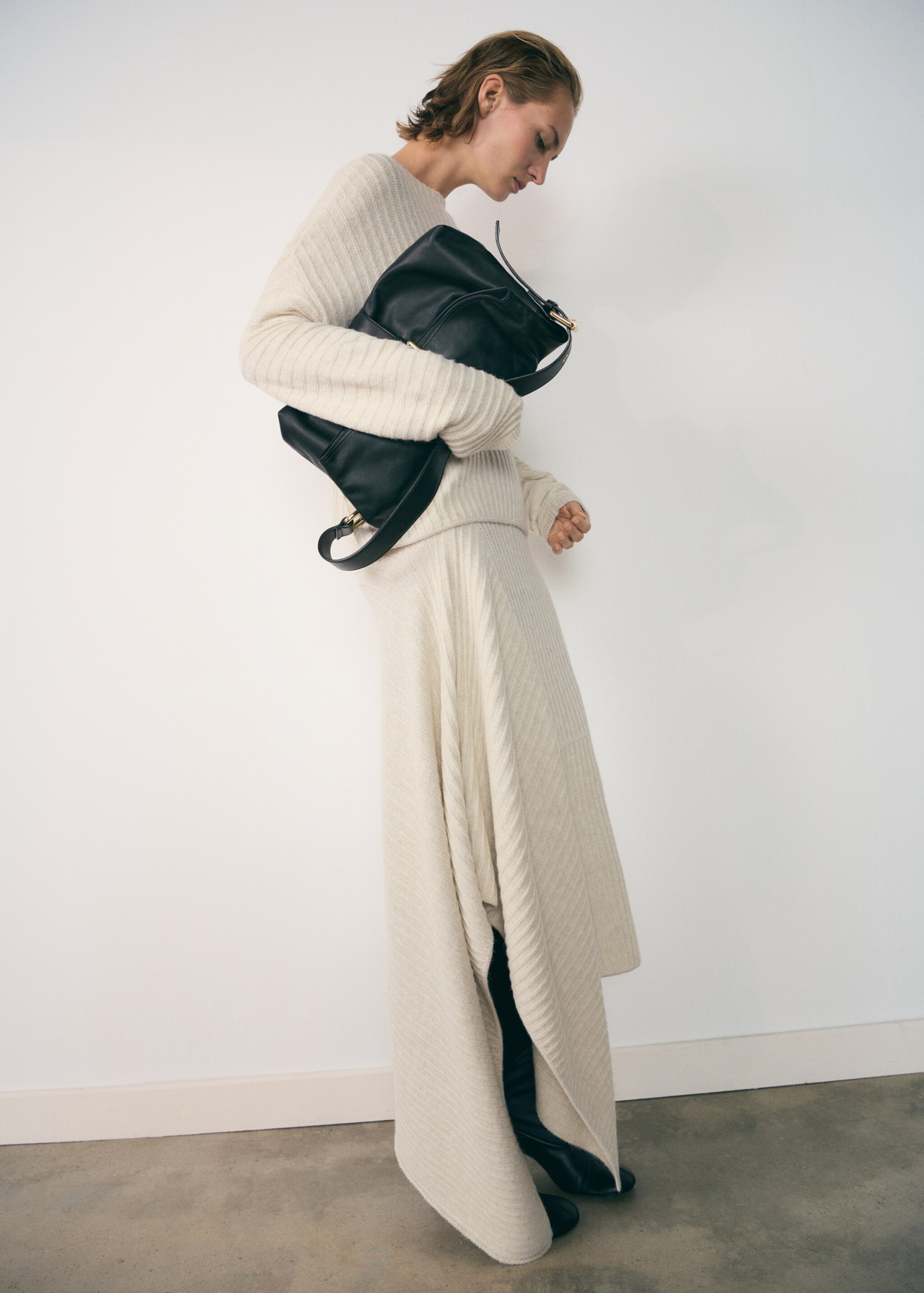 Asymmetrischer Strickrock - Allgemeine Ansicht, Ecru. Ref: 77037713-00.