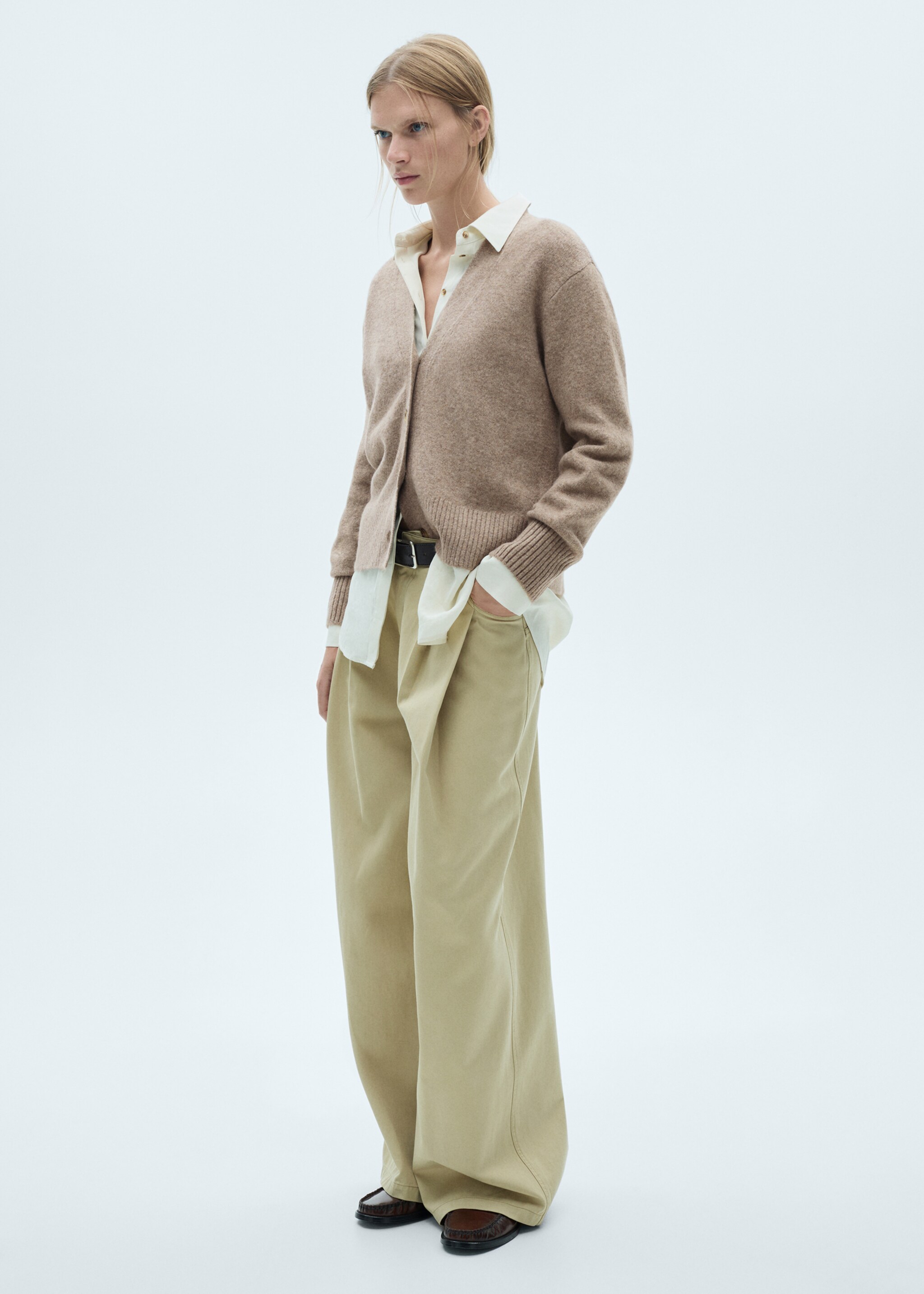 Strickjacke mit Knöpfen - Allgemeine Ansicht, Mittelbraun. Ref: 77038269-00.