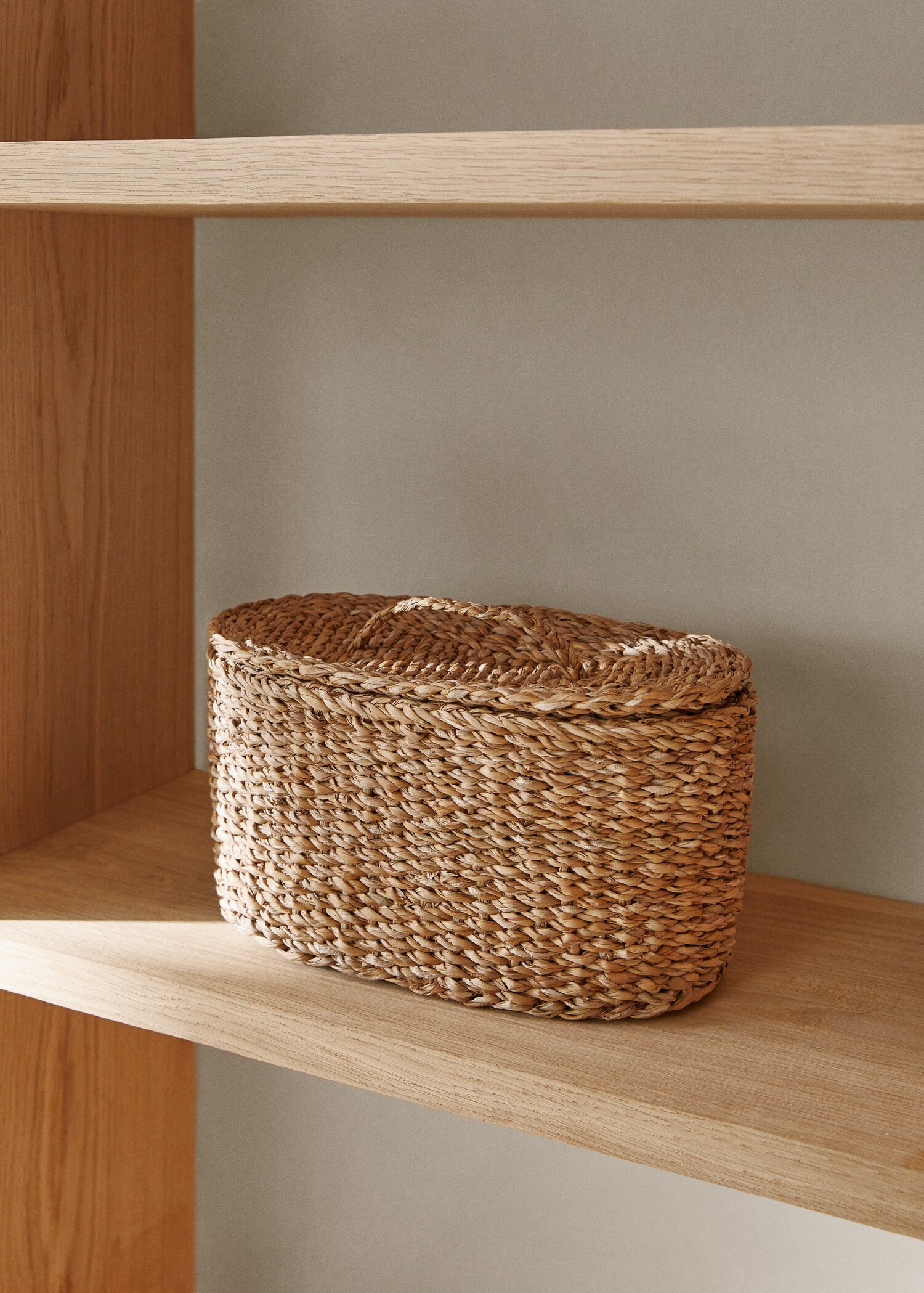 Small natural fibre oval basket - General plane