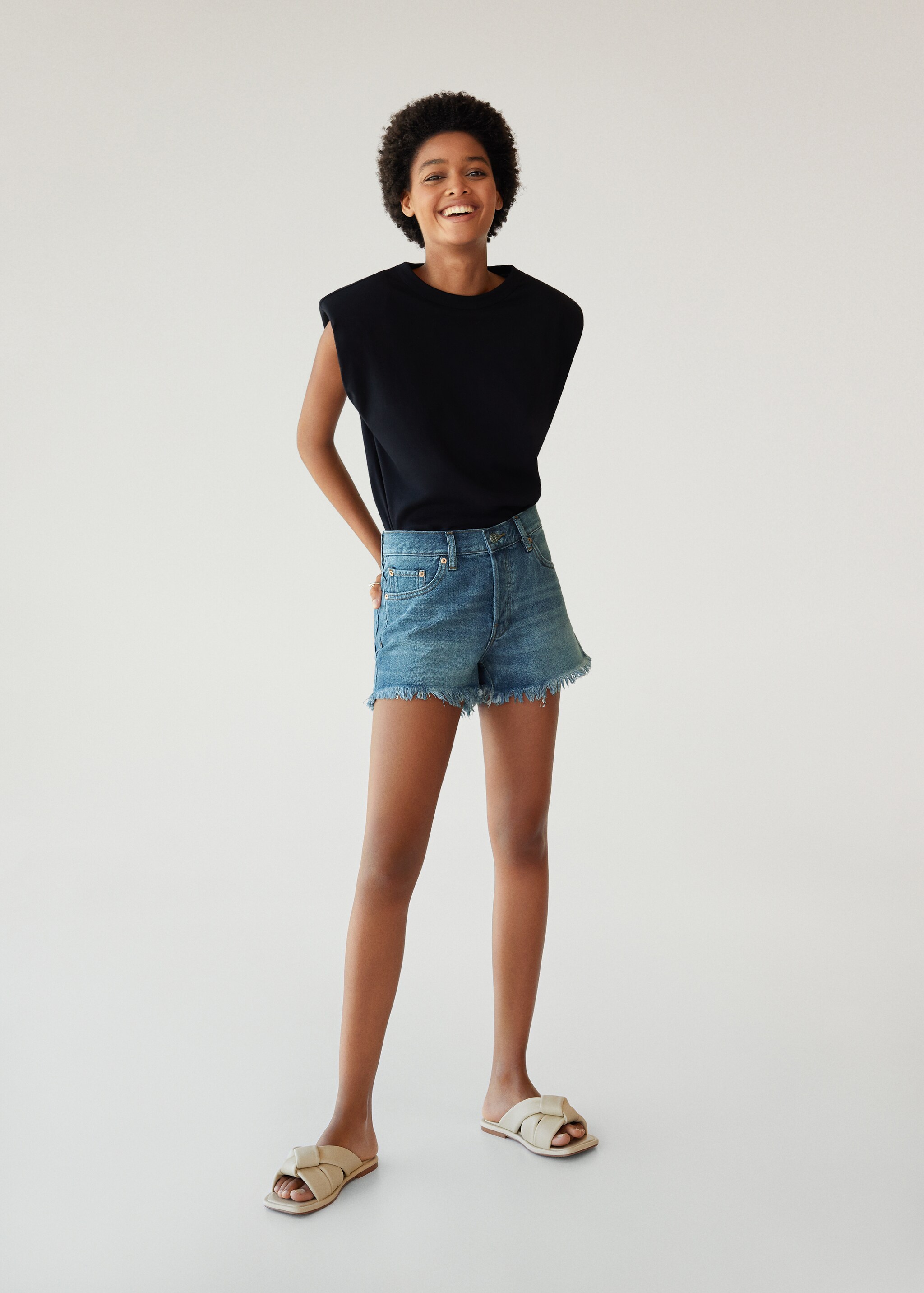 Short denim bajo deshilachado - Plano general