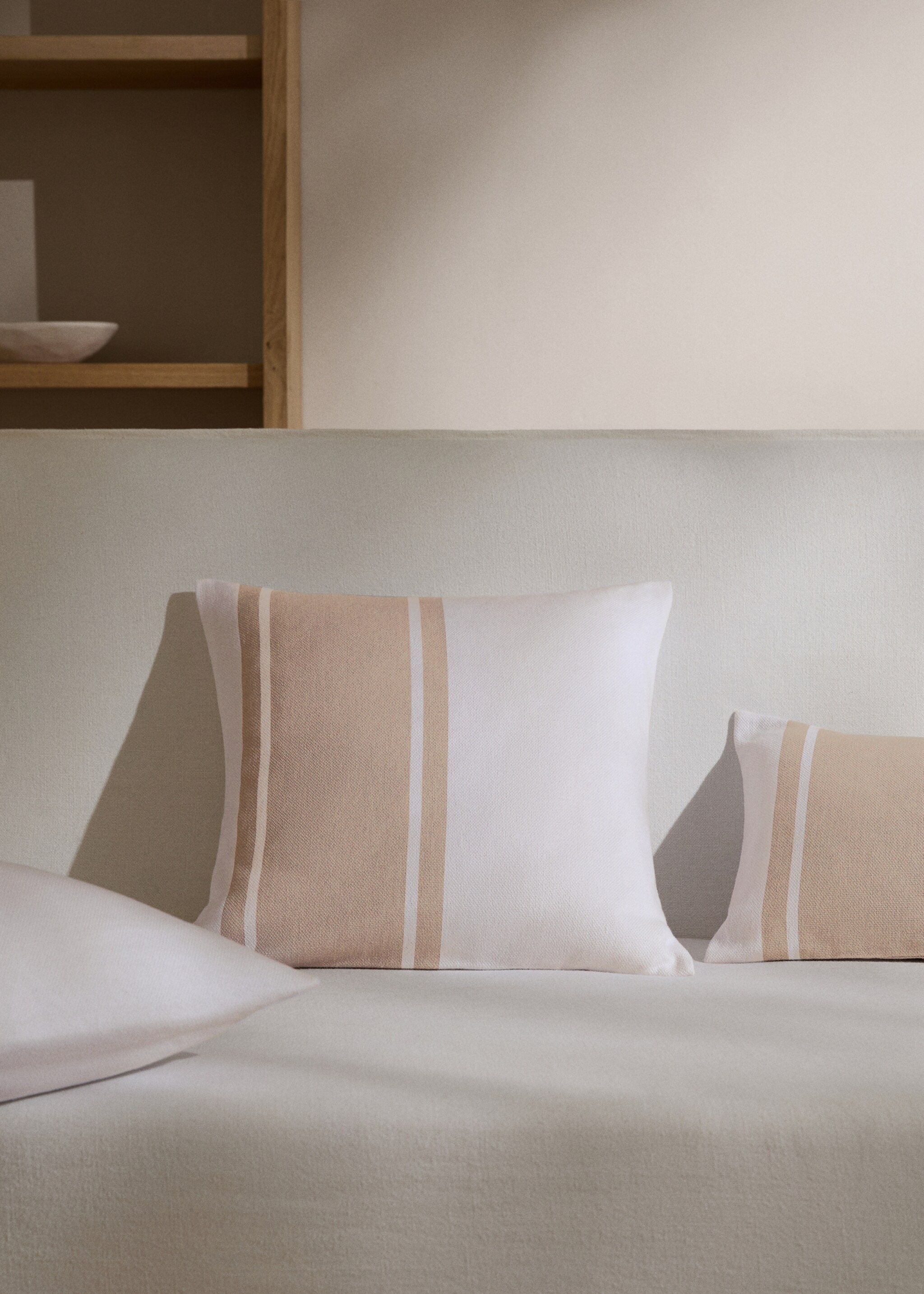 Kissenhülle aus Baumwolle mit Streifenmuster, 45 x 45 cm - Allgemeine Ansicht, Cremeweiß. Ref: 77042545-00.