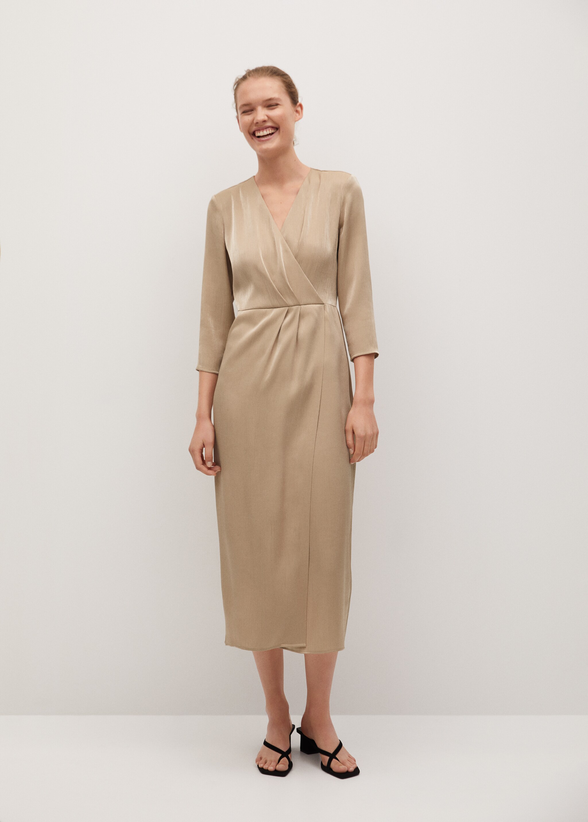 Vestido satinado cruzado - Plano general